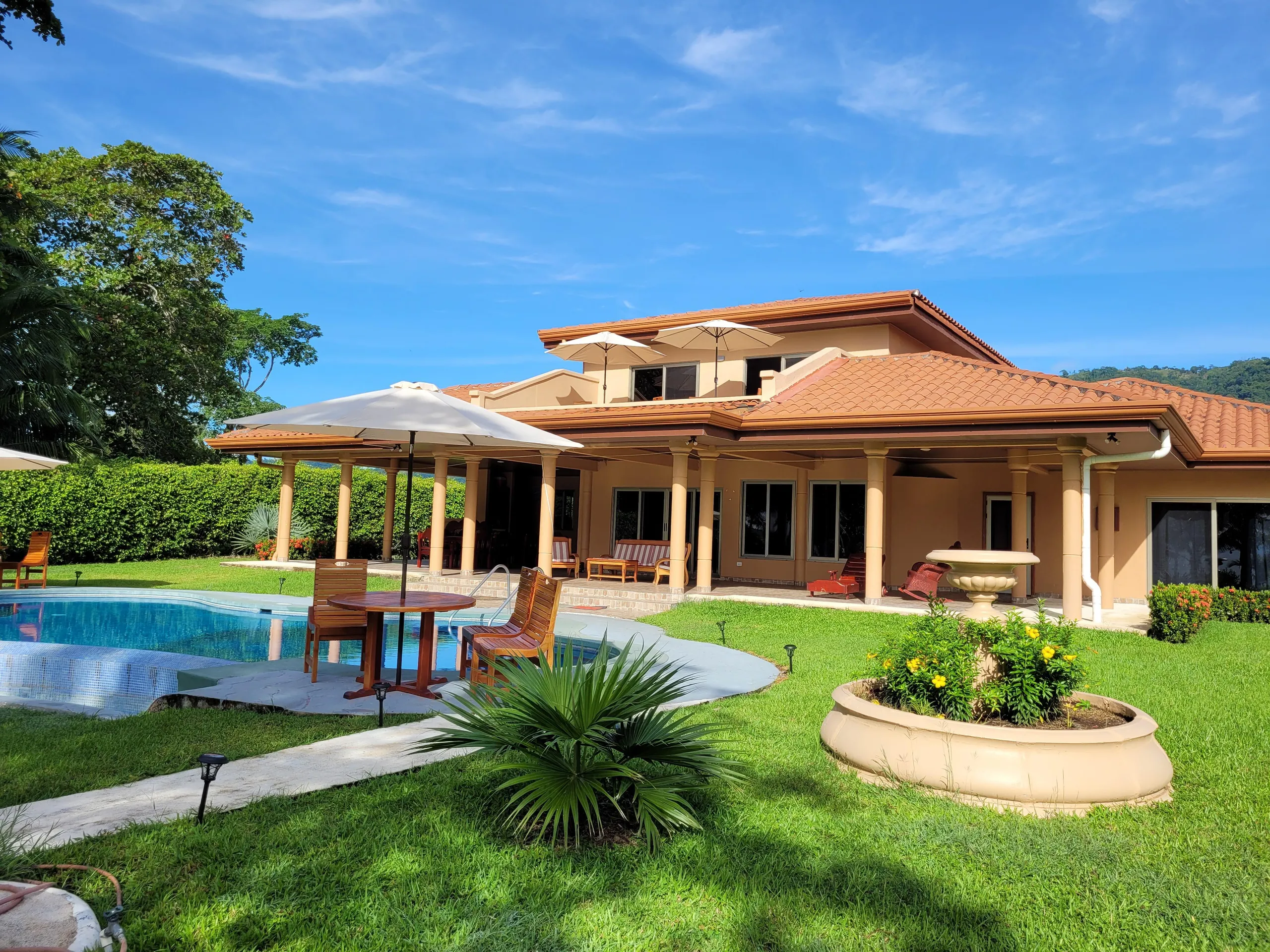 Los Delfines Beachfront Villa with Private Pool and Beach Access — photograph 2