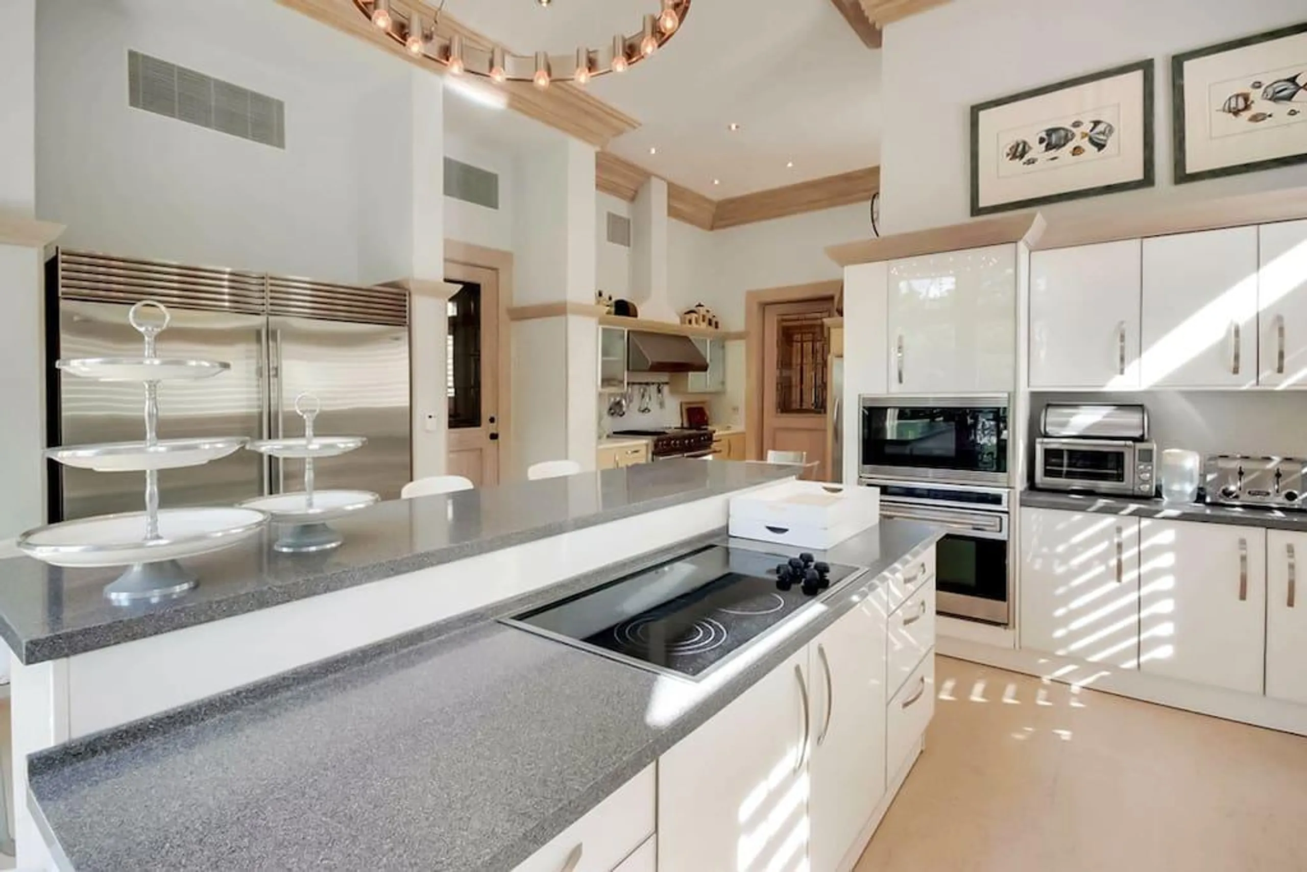 Imposing Beachfront Villa with Infinity Pool and Walks to Beach — photograph 10