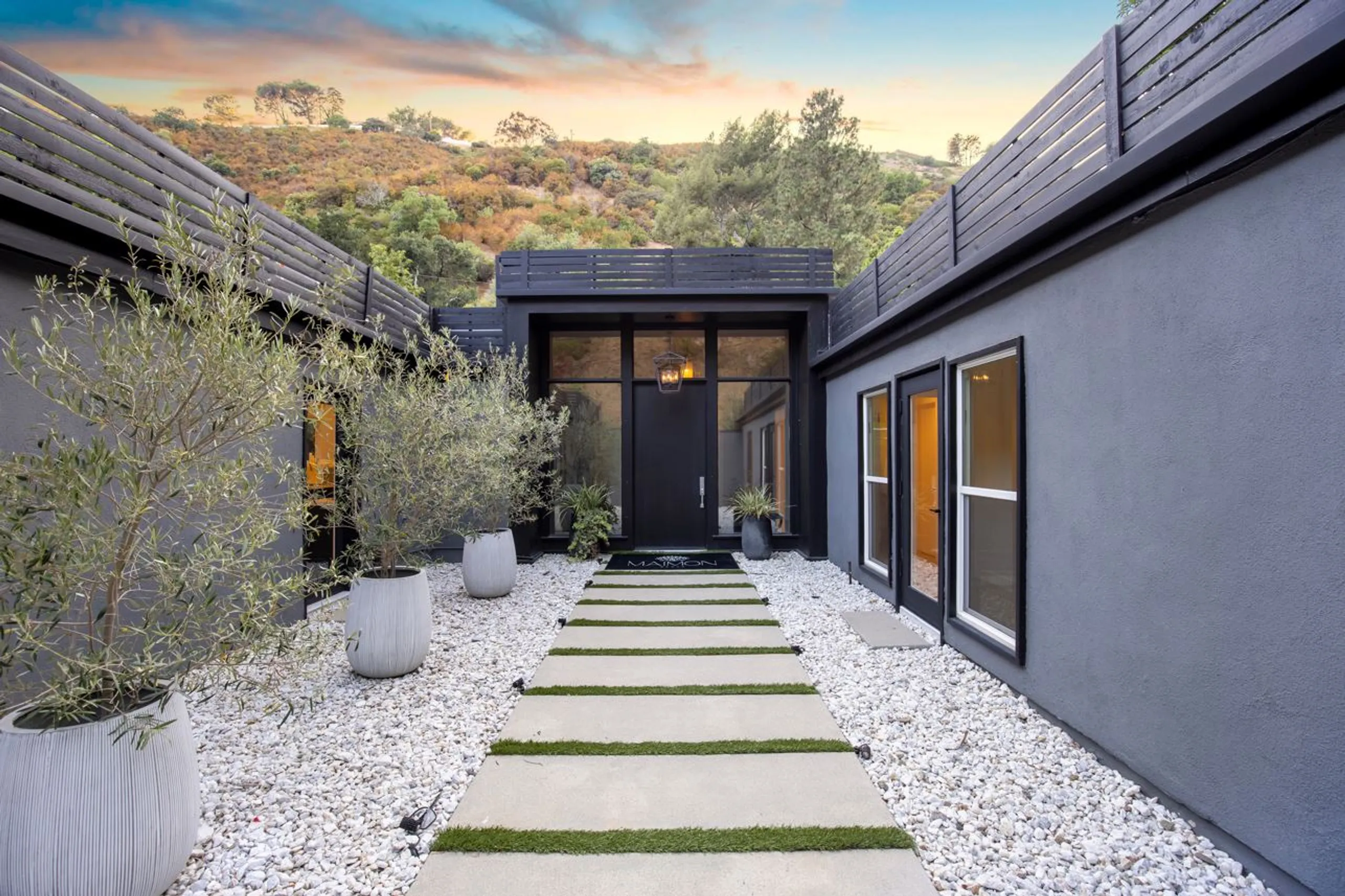 Chic Modern Villa with Triple Waterfall Pool and Sauna in Beverly Hills — photograph 10