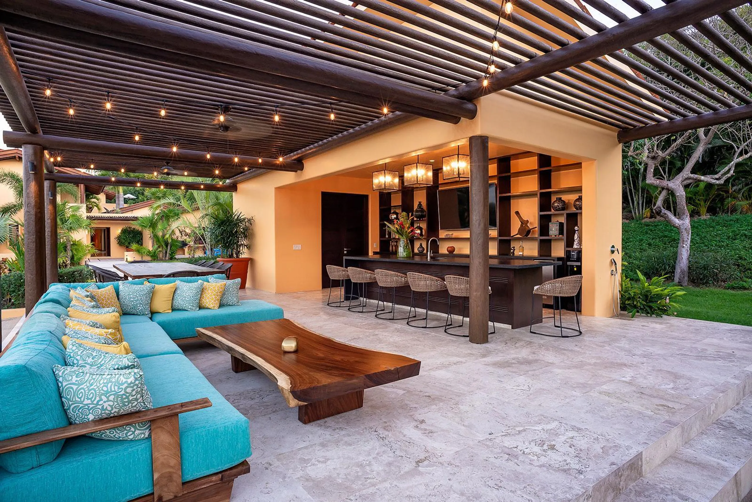 Kupuri Beach Front Grand Estate with Multiple Infinity Pools and Panoramic Ocean Views — photograph 5