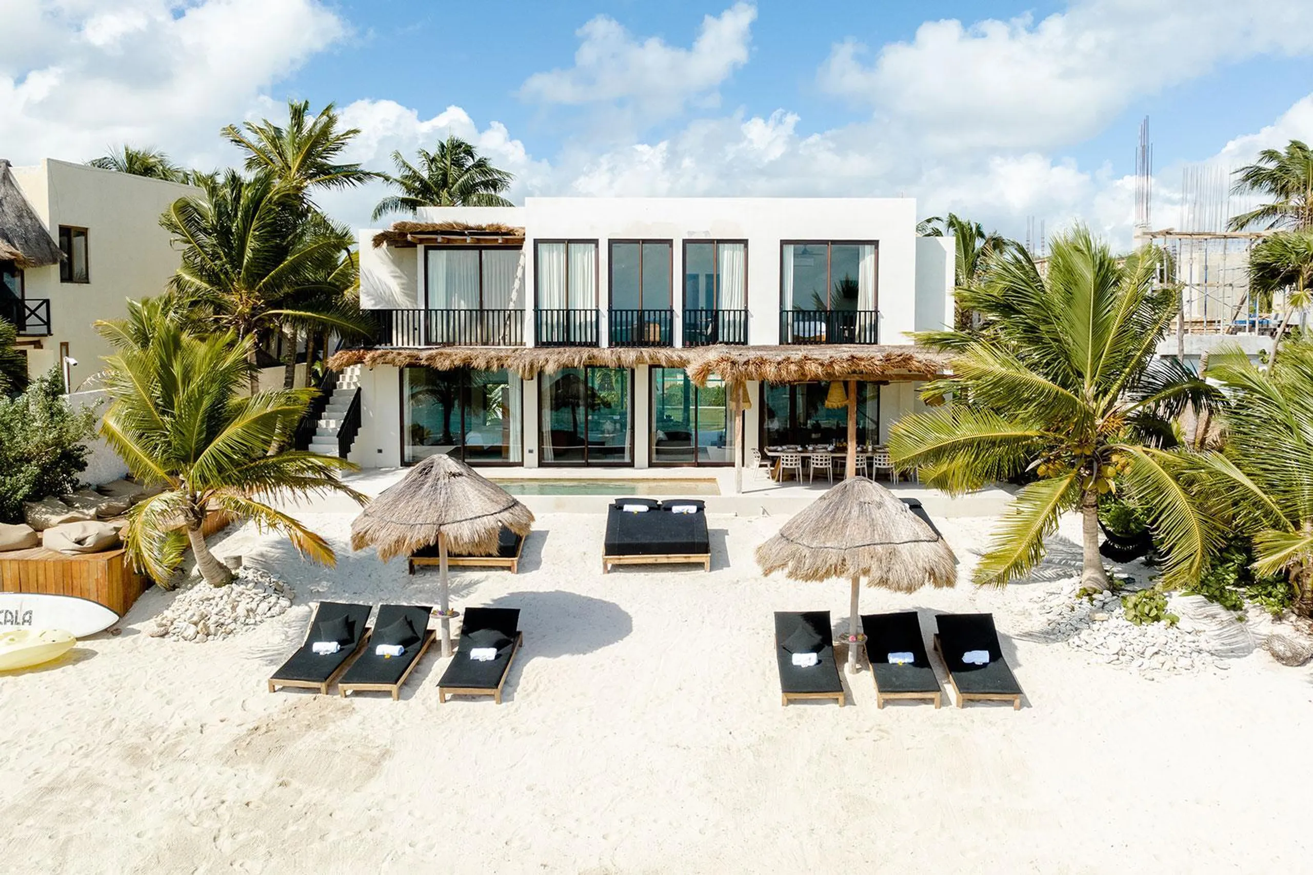 Exquisite Luxe Beach Retreat with Private Pool and Ocean Views — photograph 6