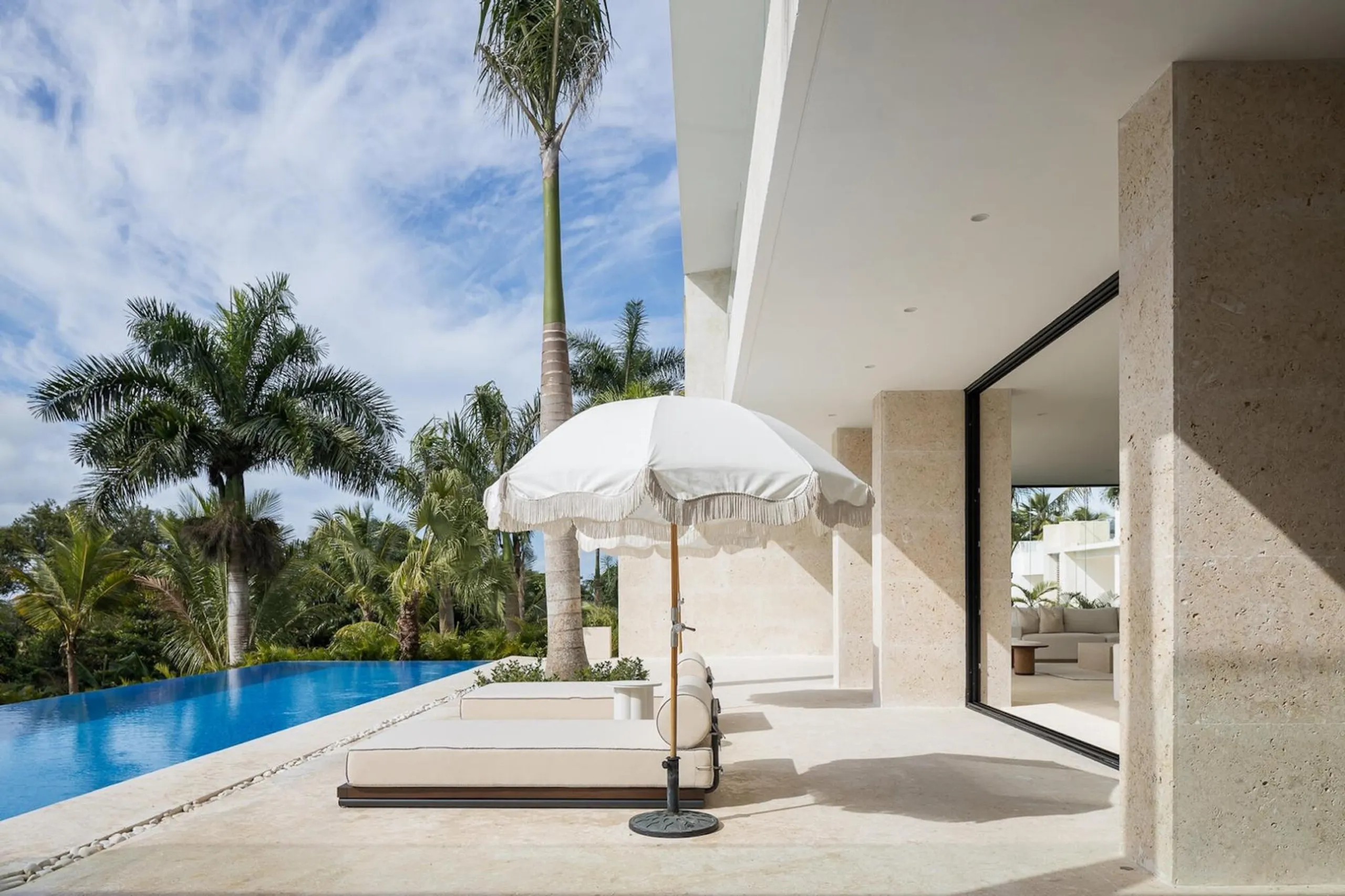 Splendid Contemporary Villa with Private Infinity Pool and Ocean Views — photograph 4