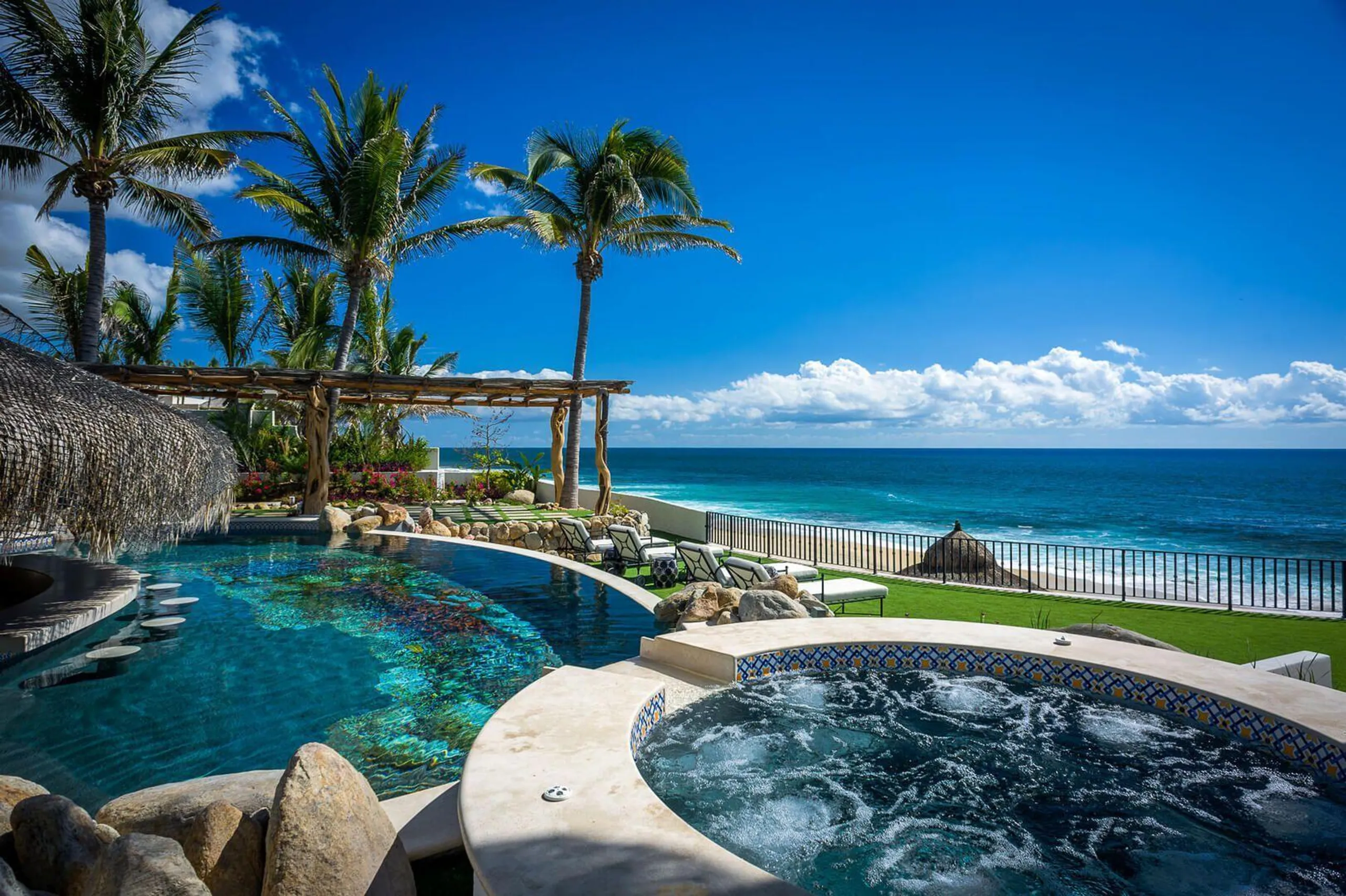 Luxurious Beachfront Villa in Playa Tortuga with Private Pool and Panoramic Ocean Views — photograph 3