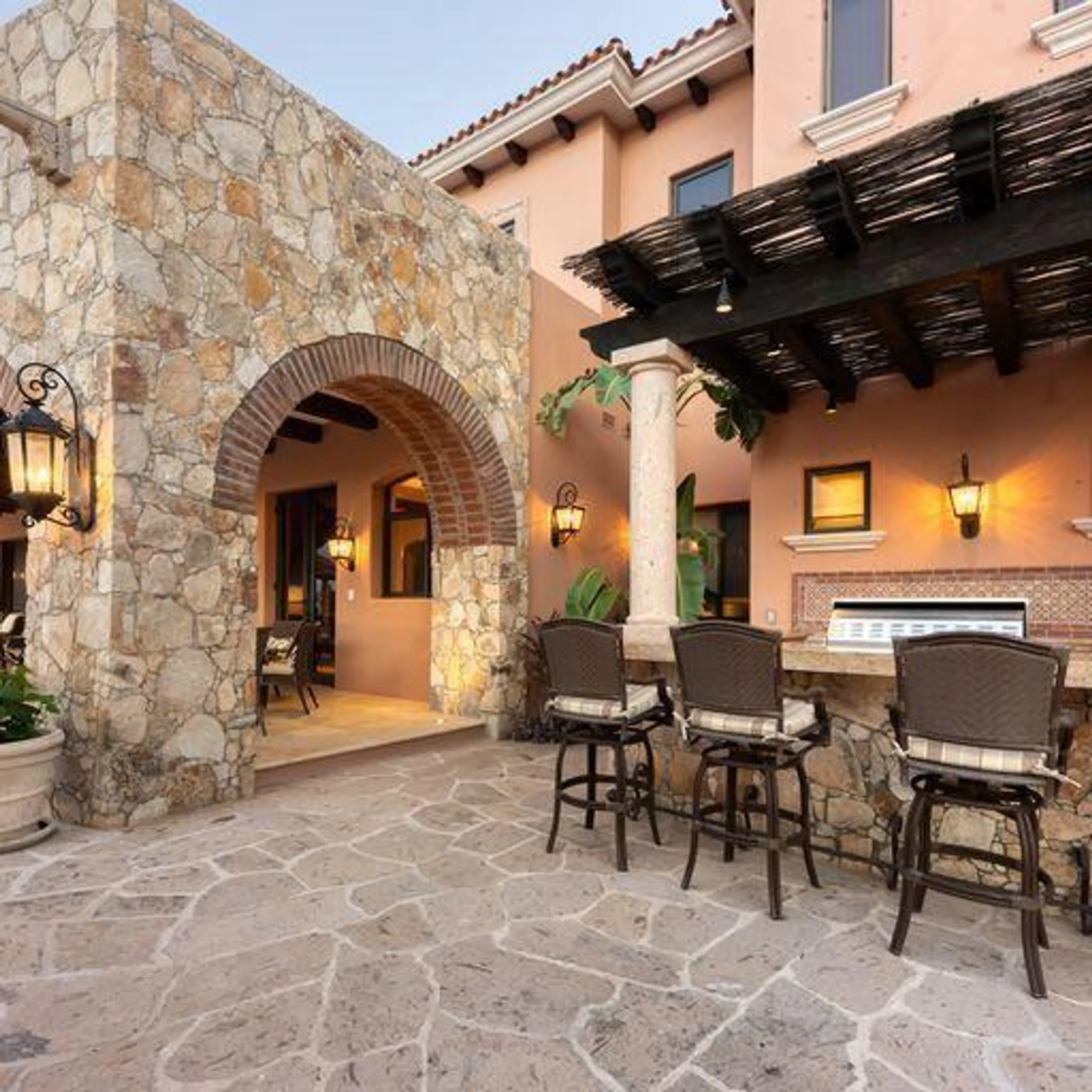 Elegant Palmilla Hacienda with Infinity Pool and Panoramic Views — photograph 12