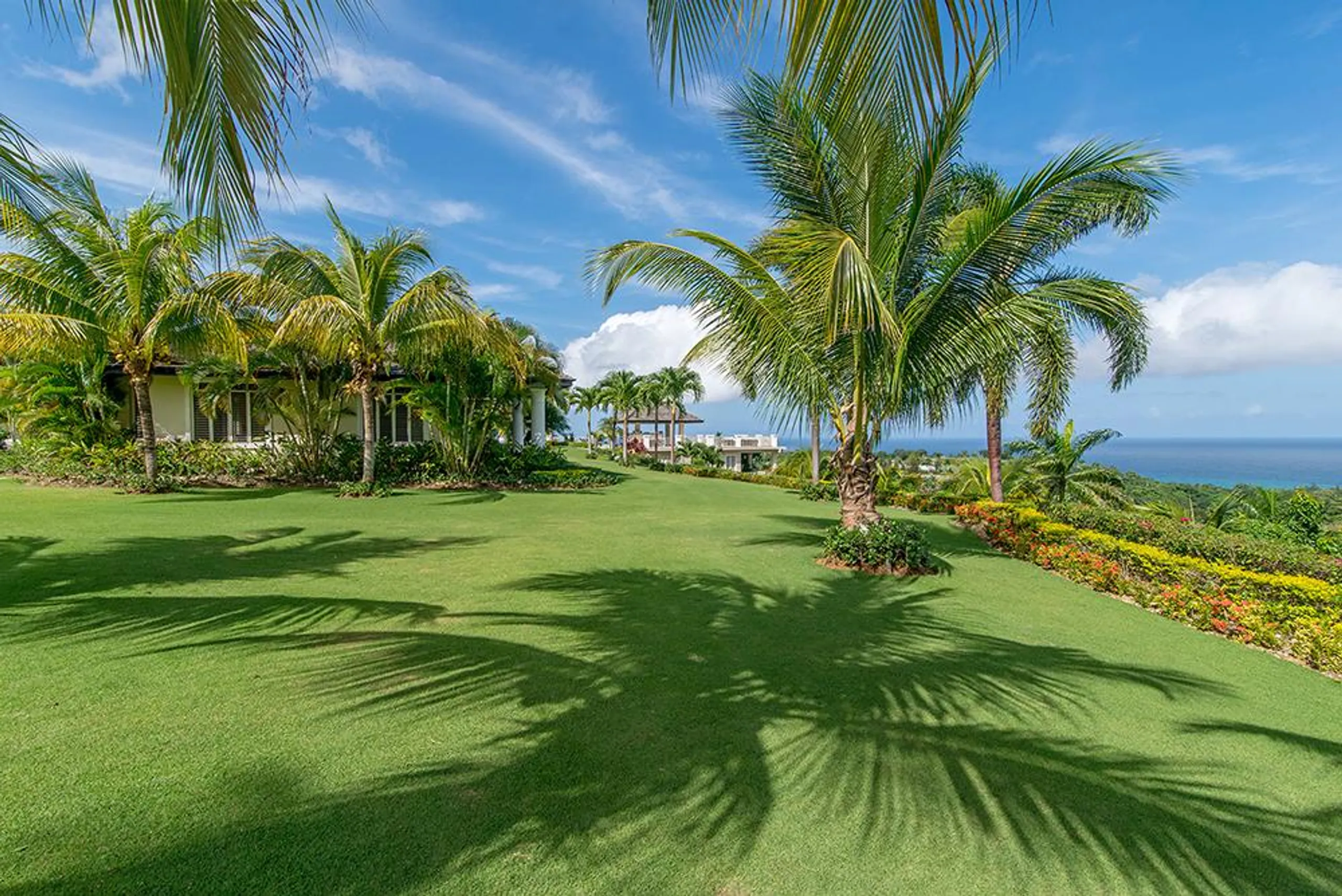 Sophisticated Sandy Bay Villa with Infinity Pool and Panoramic Ocean Views — photograph 12