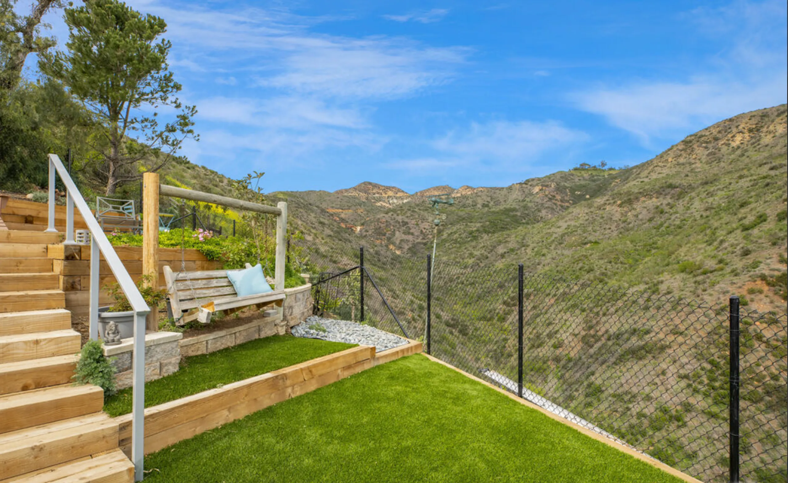 Majestic Malibu Smart Home with Ocean, Canyon & Mountain View Villa — photograph 5