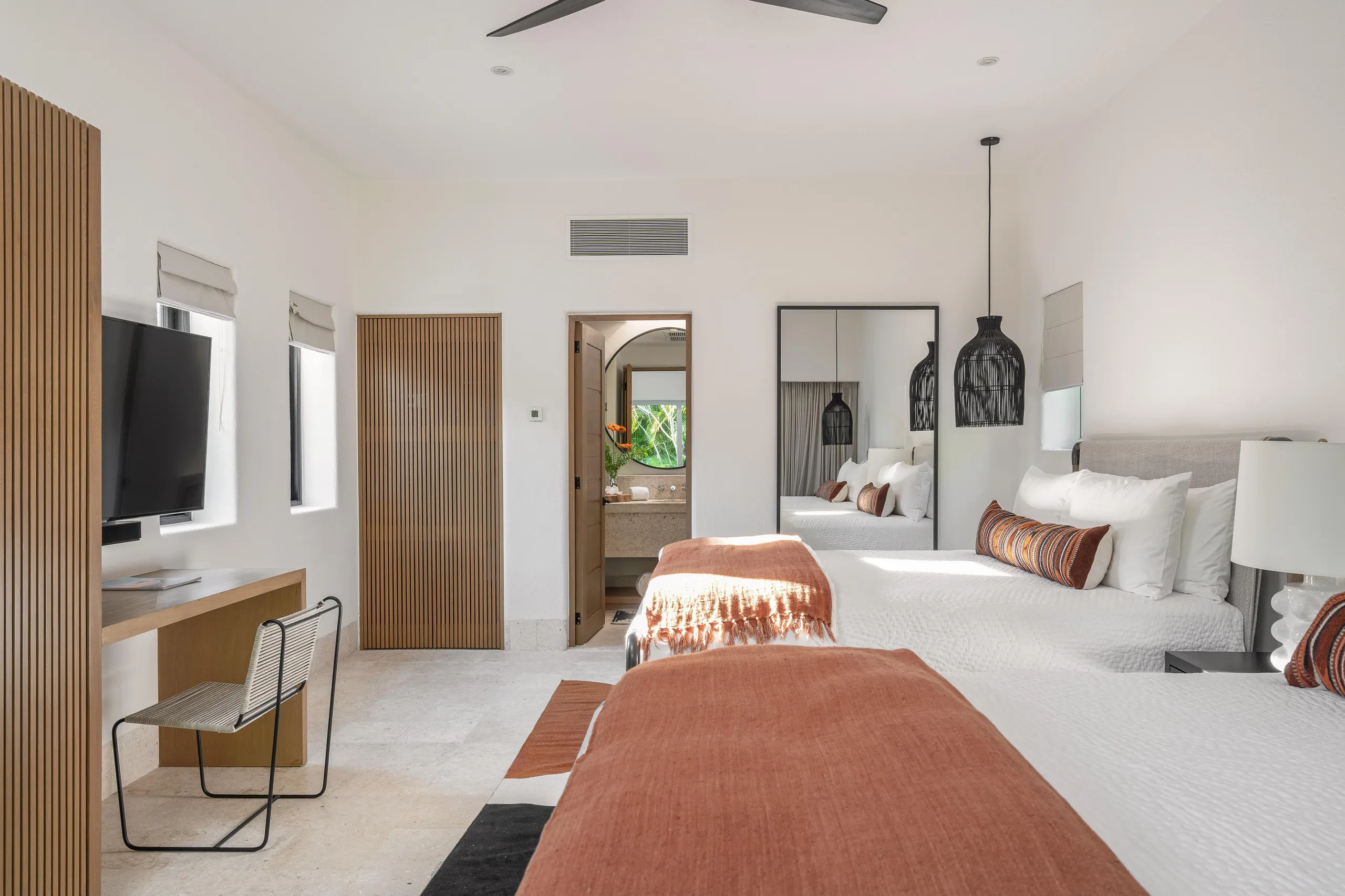 Pristine Resort Villa with Infinity Pool and Sweeping Ocean Views — photograph 11