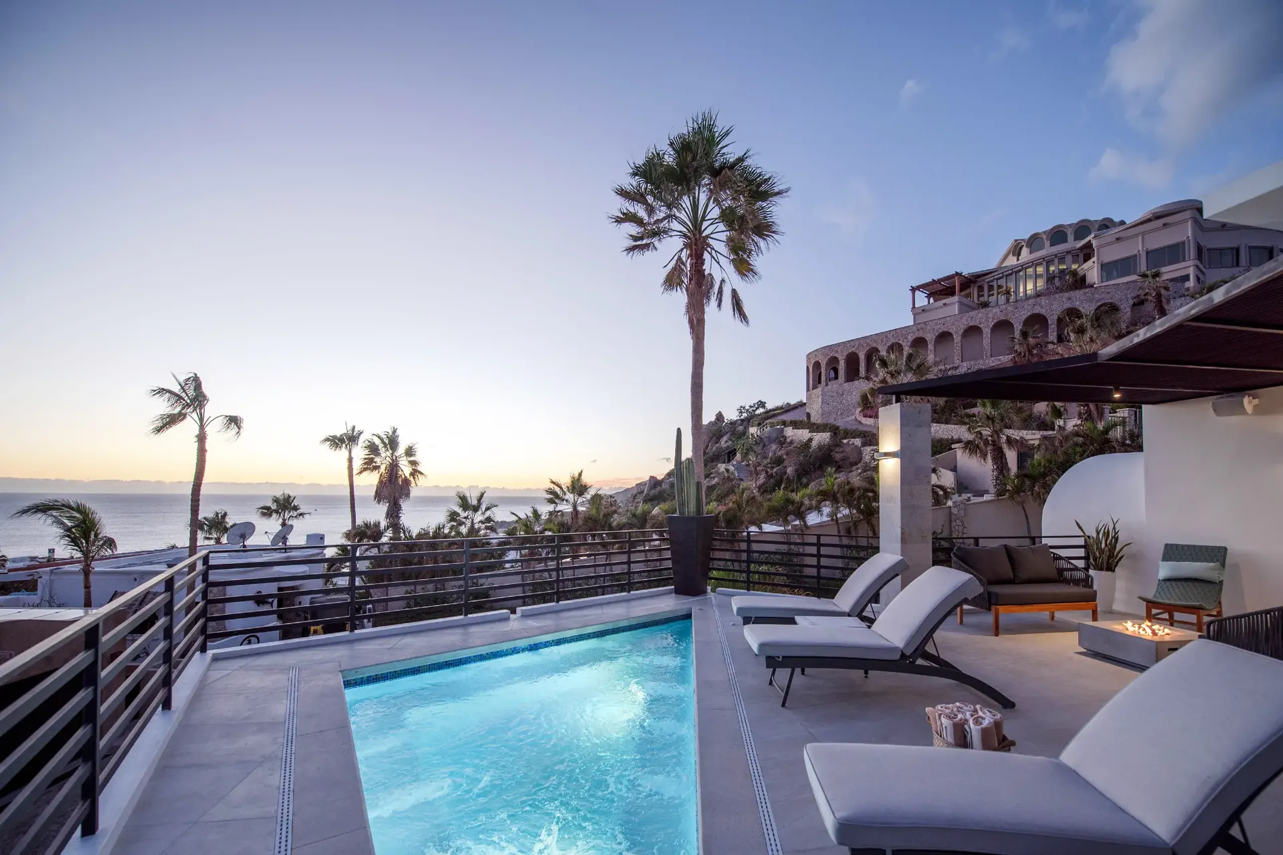 Chic 6 Bedroom Villa with Private Pool with Ocean Views in Cabo San Lucas — photograph 3