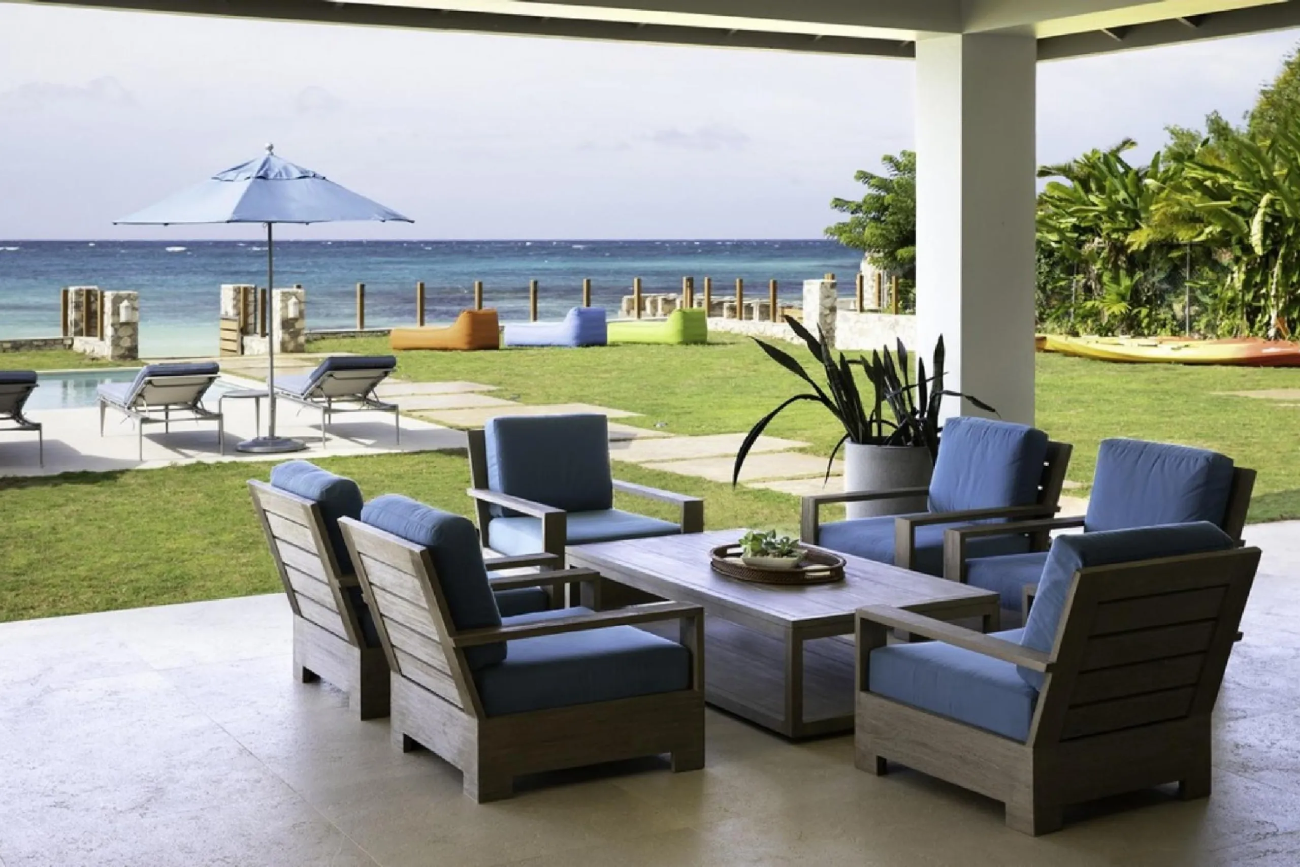 Contemporary Beachfront Villa with Secluded White Sand Beach — photograph 10