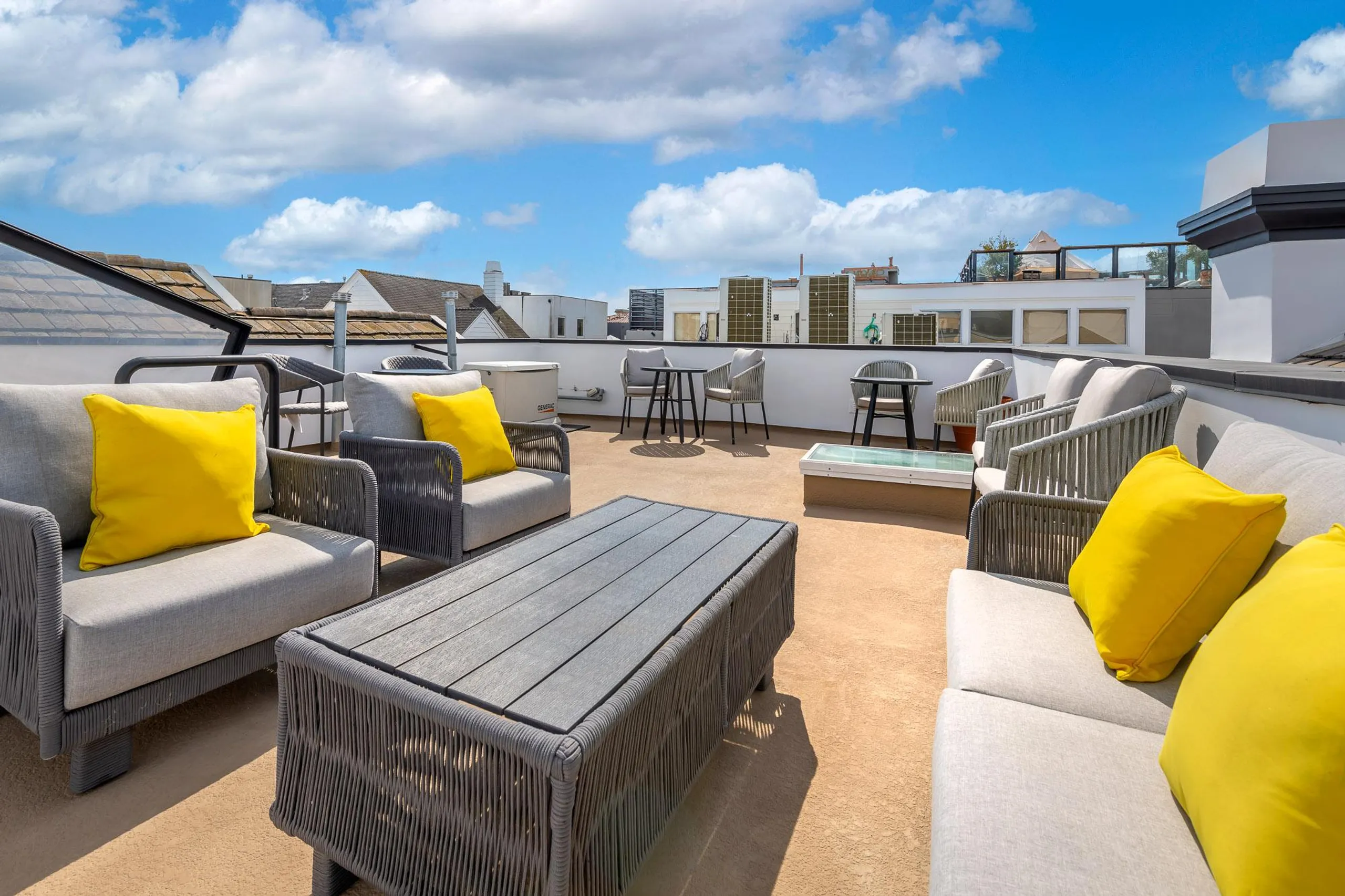 Contemporary Mansion with Sun Deck and Lush Gardens — photograph 4