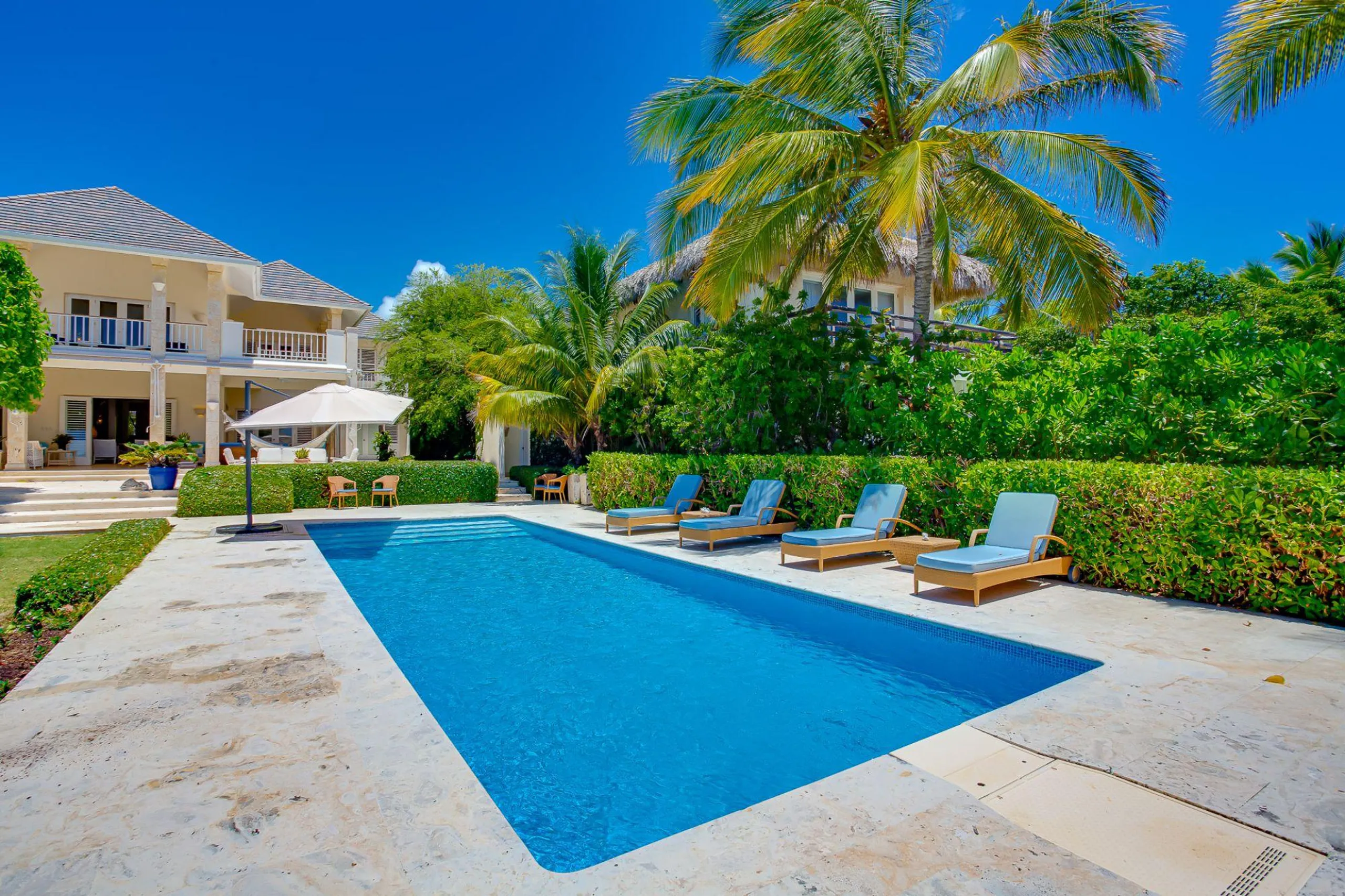Chic Bright and Airy Villa with Private Pool and Spectacular Caribbean Views — photograph 4