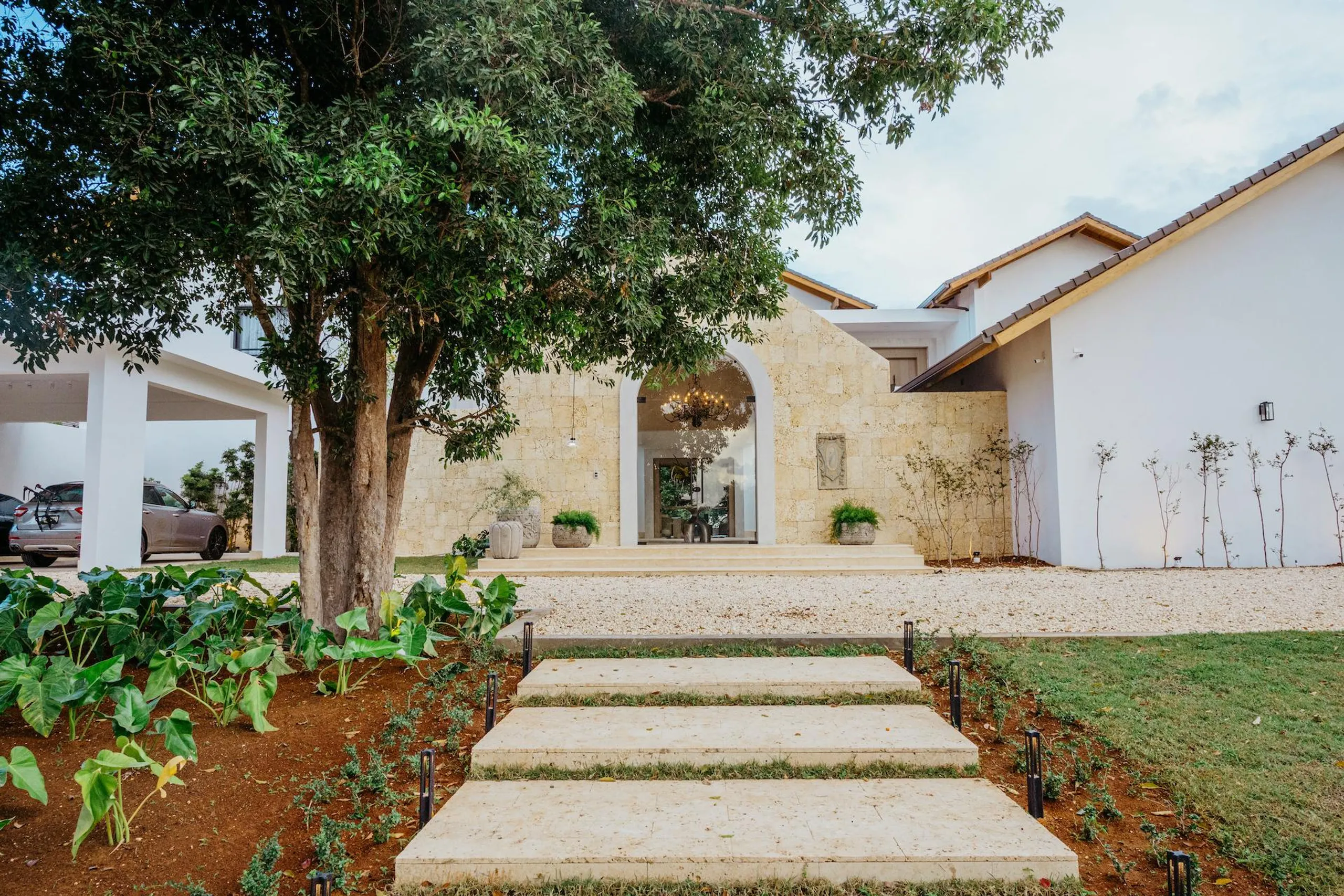 Eclectic Villa with Refreshing Breeze — photograph 6