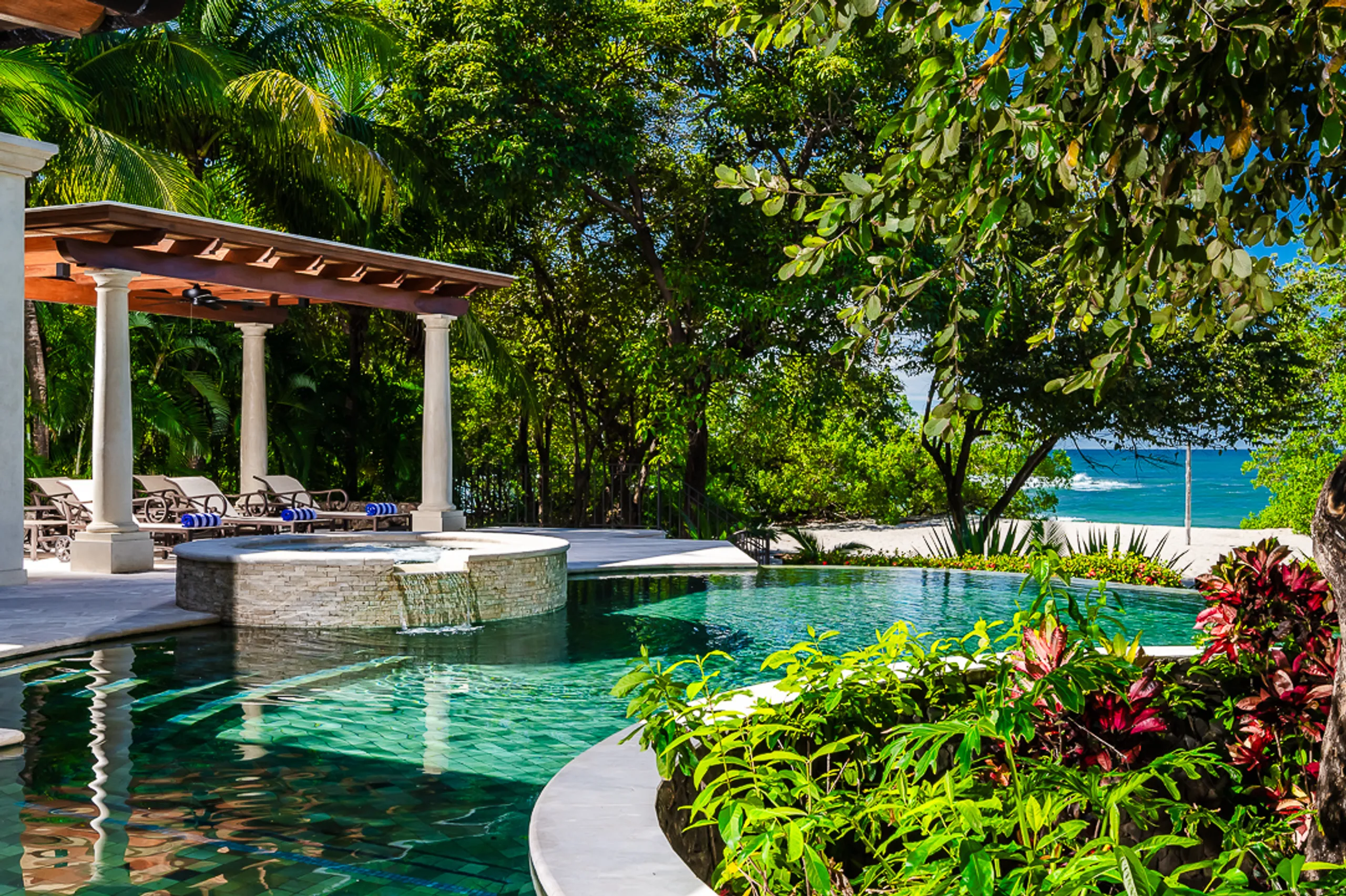 Captivating Playa Langosta Estate with Invigorating Pool and Jacuzzi — photograph 3