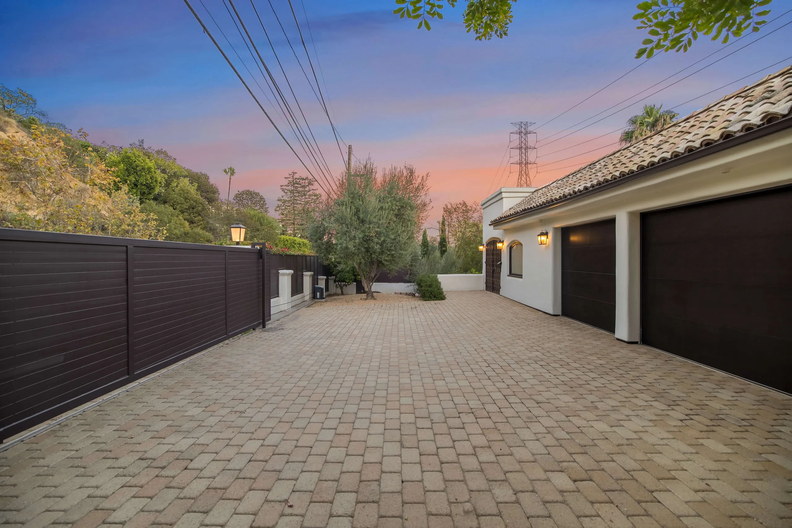 Iconic Mulholland Villa with Pool, Theater & City Views — photograph 11