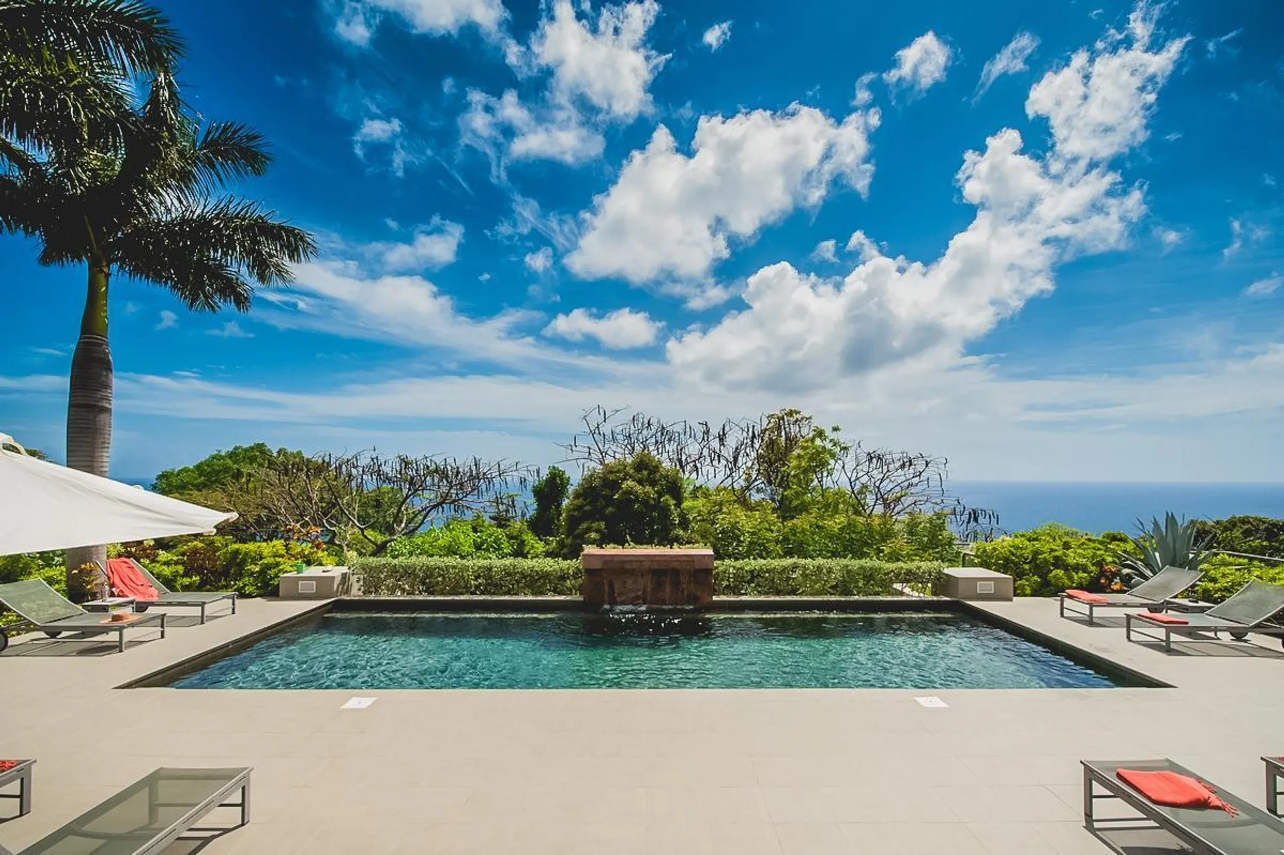 Glamorous Oceanside Estate with Private Pool and Gourmet Kitchen — photograph 5