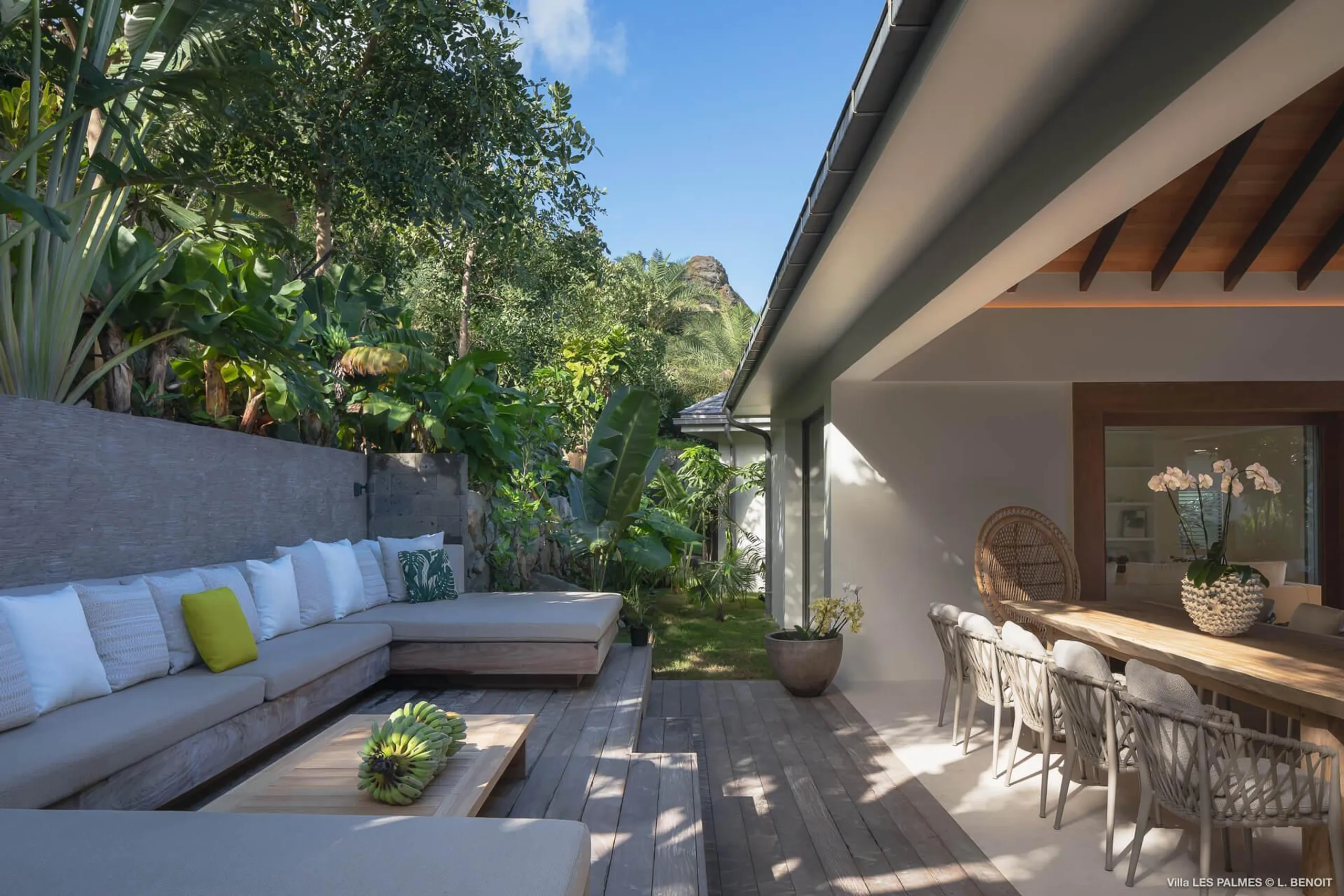 Contemporary Luxe Villa with Infinity Pool and Panoramic Ocean Views — photograph 9