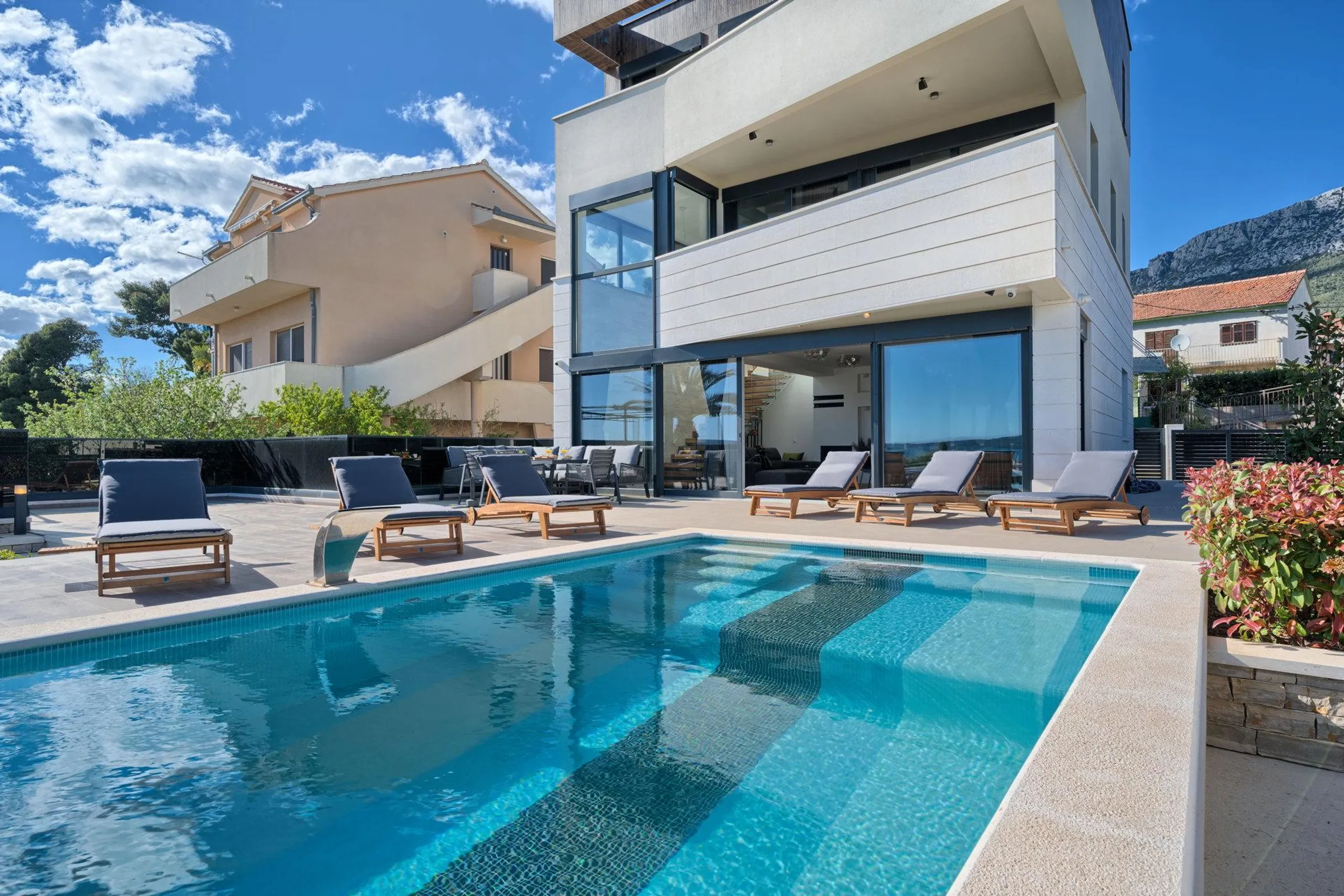 Beautiful 5-star 6-BR Villa with Heated Infinity Pool, Kastel Kambelovac