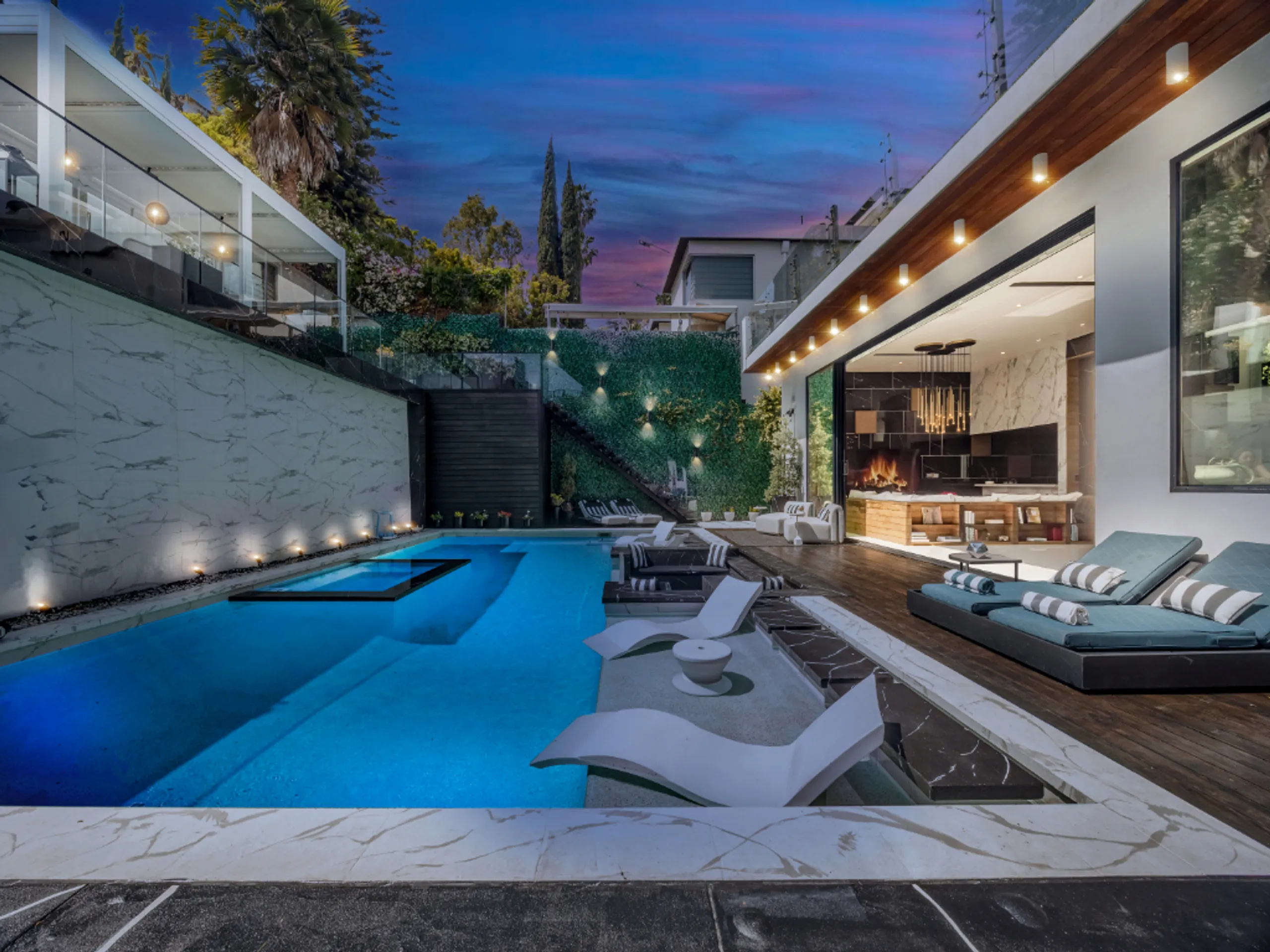 Regal 4BR Hollywood Villa with Amazing Amenities — photograph 3