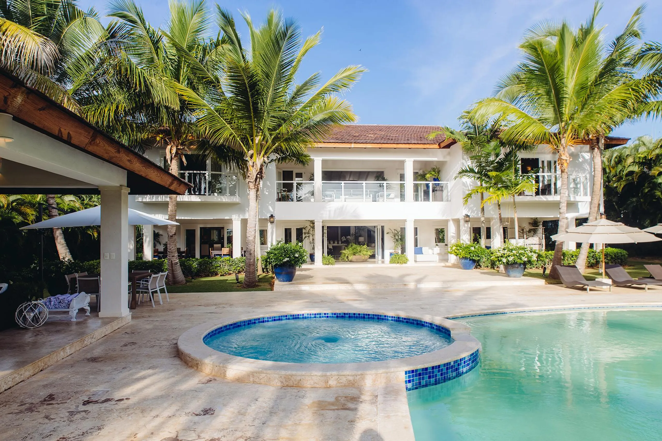 Contemporary Caribbean Retreat with Lush Gardens and Golf Course Views, La Romana