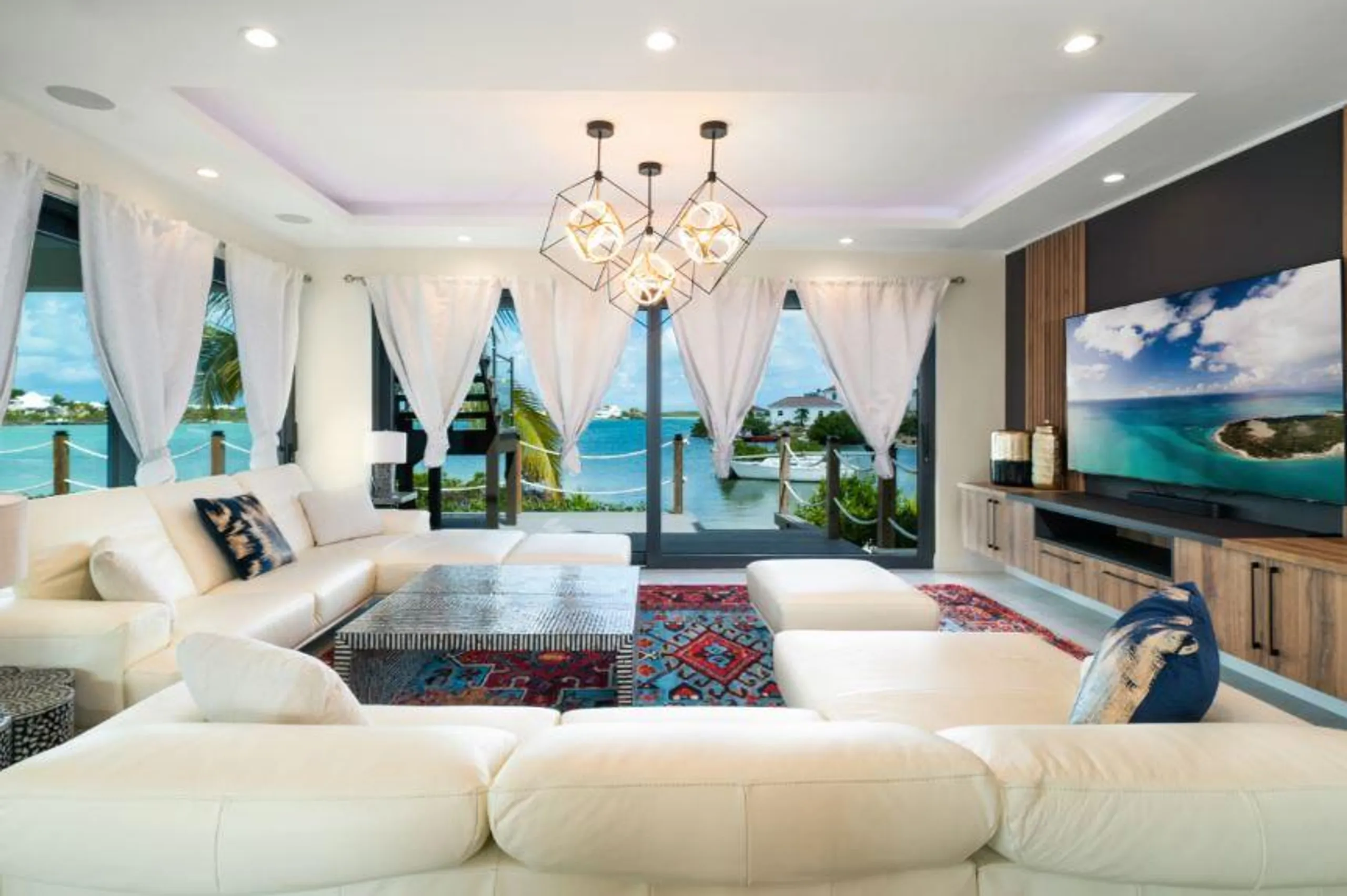 Chic Waterside Villa with Private Pool and Stunning Views — photograph 9