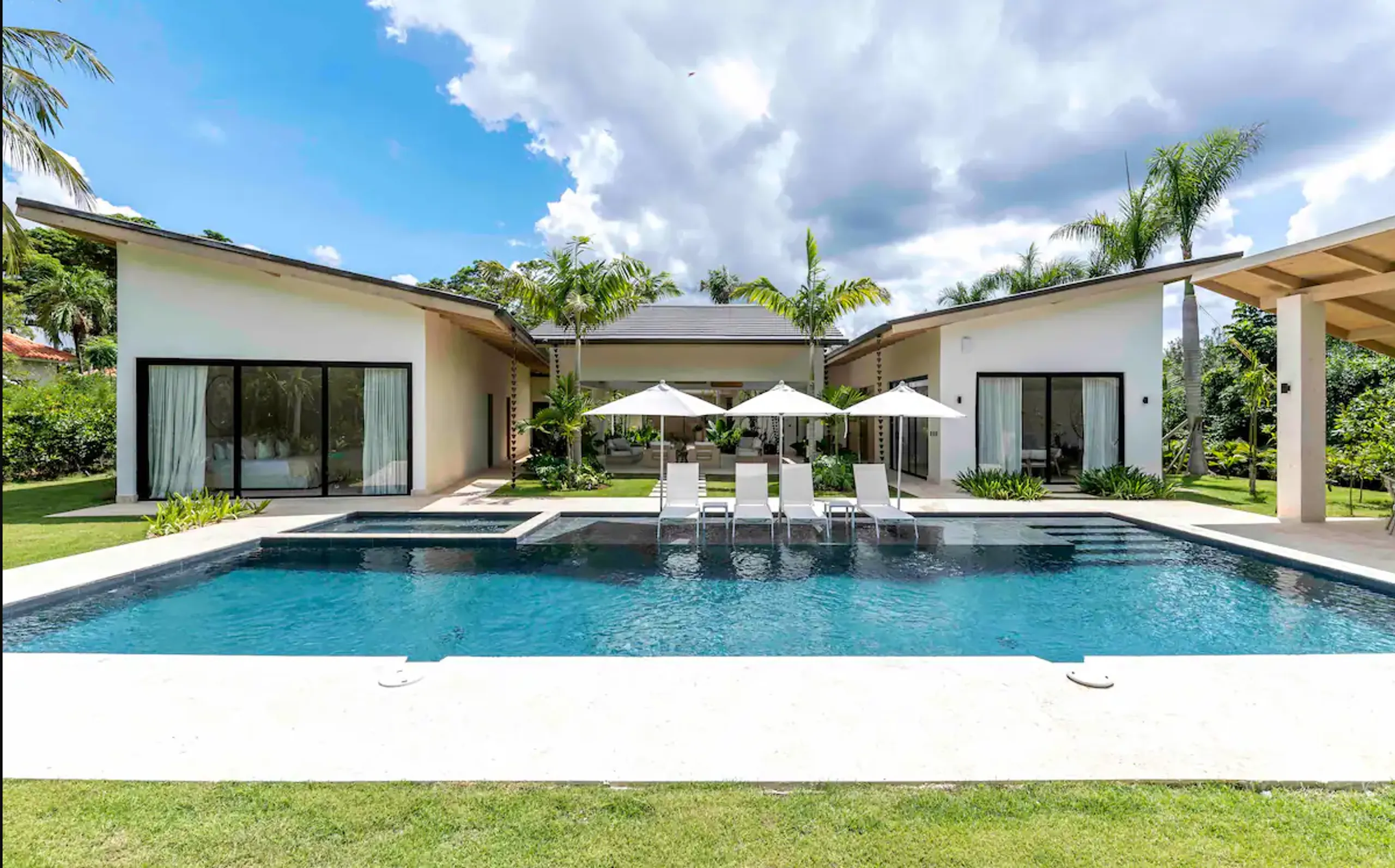 Magnificent Villa with Private Pool and Lush Greenery Surroundings, Casa de Campo