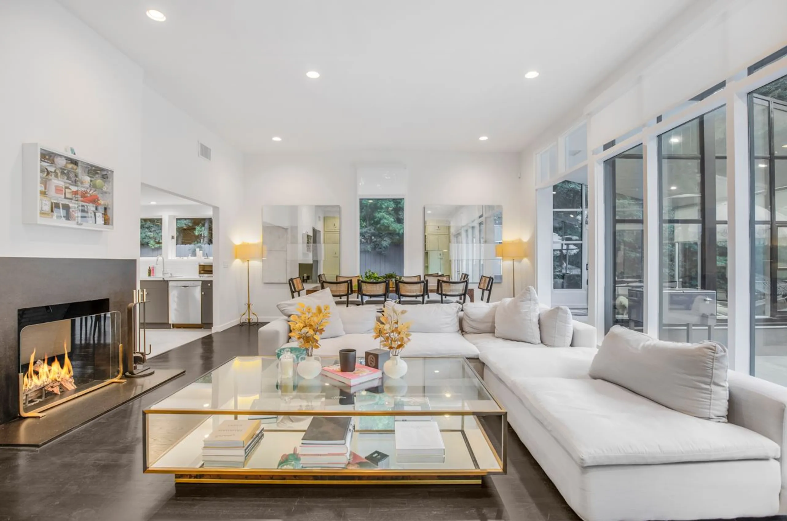 Chic Modern Villa with Triple Waterfall Pool and Sauna in Beverly Hills — photograph 11