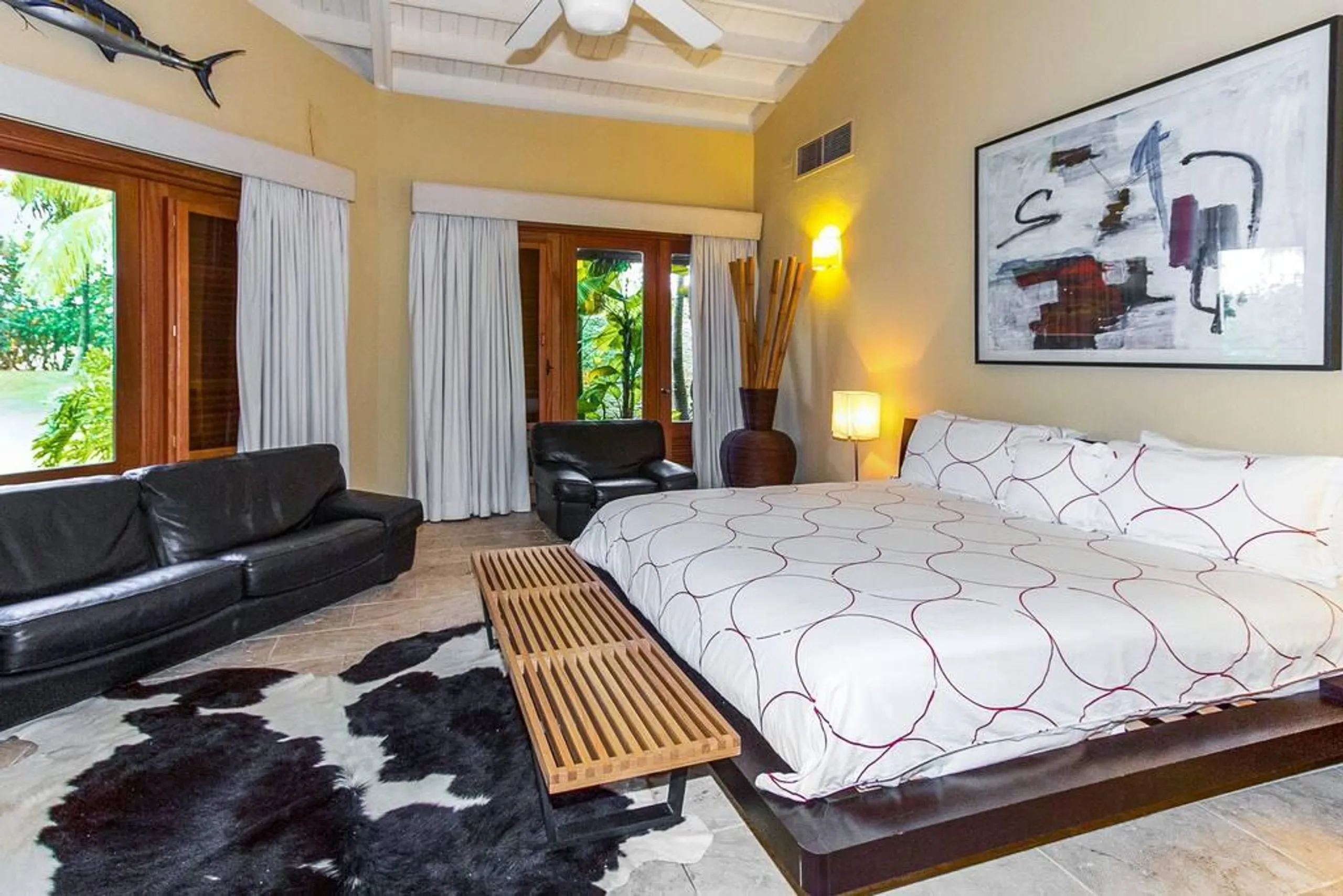 Refined Tropical Retreat with Private Pool and Gazebo — photograph 10