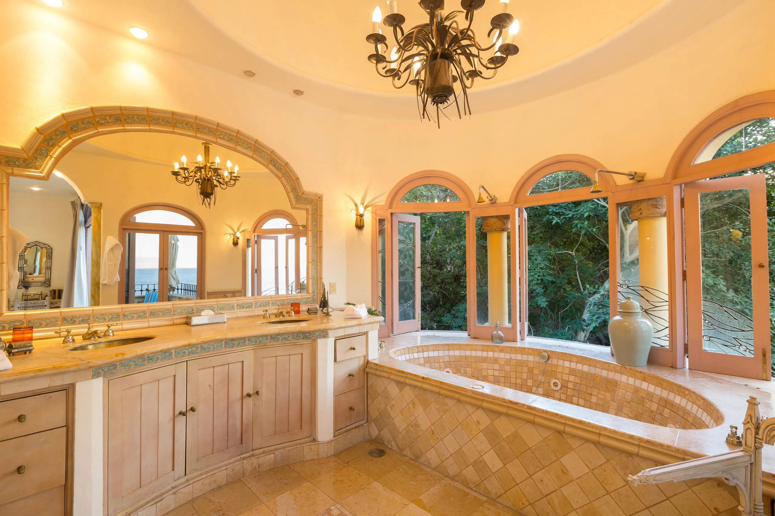 Elegant Cliffside Luxury Retreat with Infinity Pool and Ocean Views — photograph 8