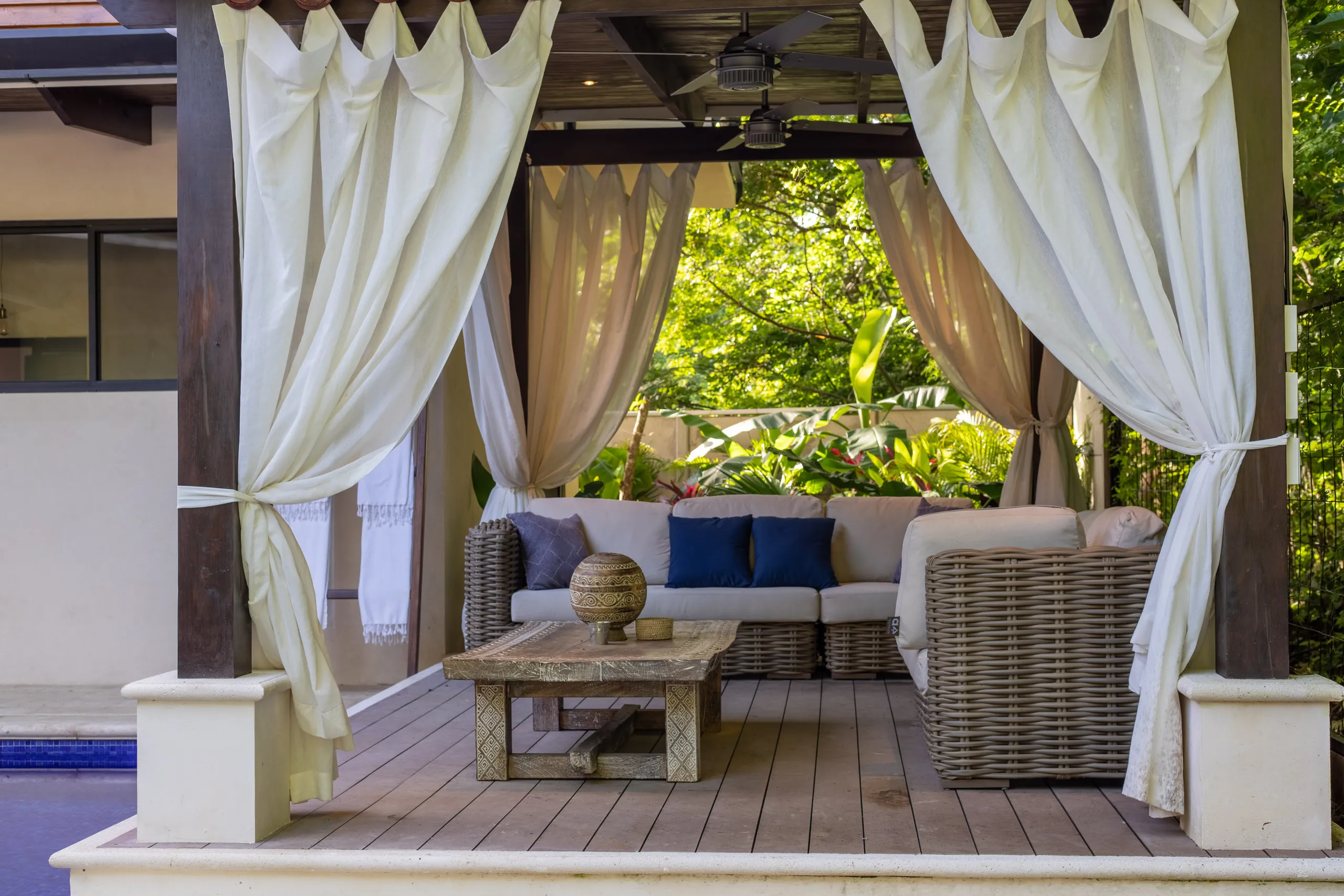 Opulent Stylish Villa with Private Pool, and Beach Access — photograph 3