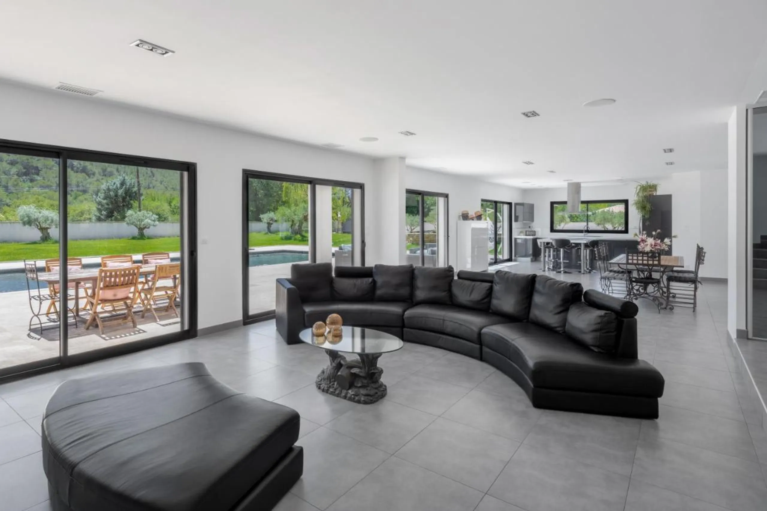 Splendorous Family Villa with Heated Pool and Resort-Style Amenities — photograph 5