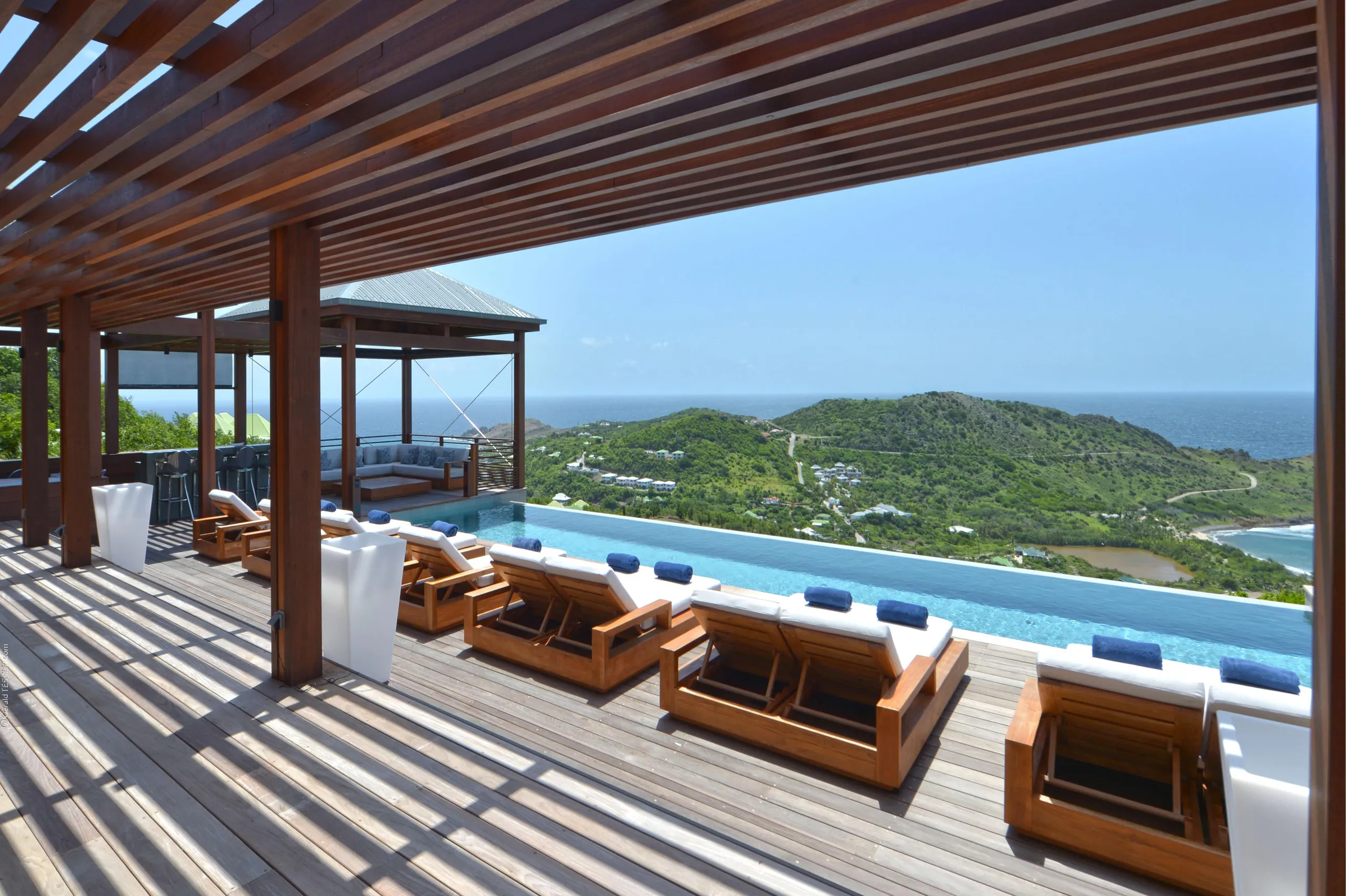Seamless Harmony Hilltop Villa in St. Barts with an Infinity Pool — photograph 9