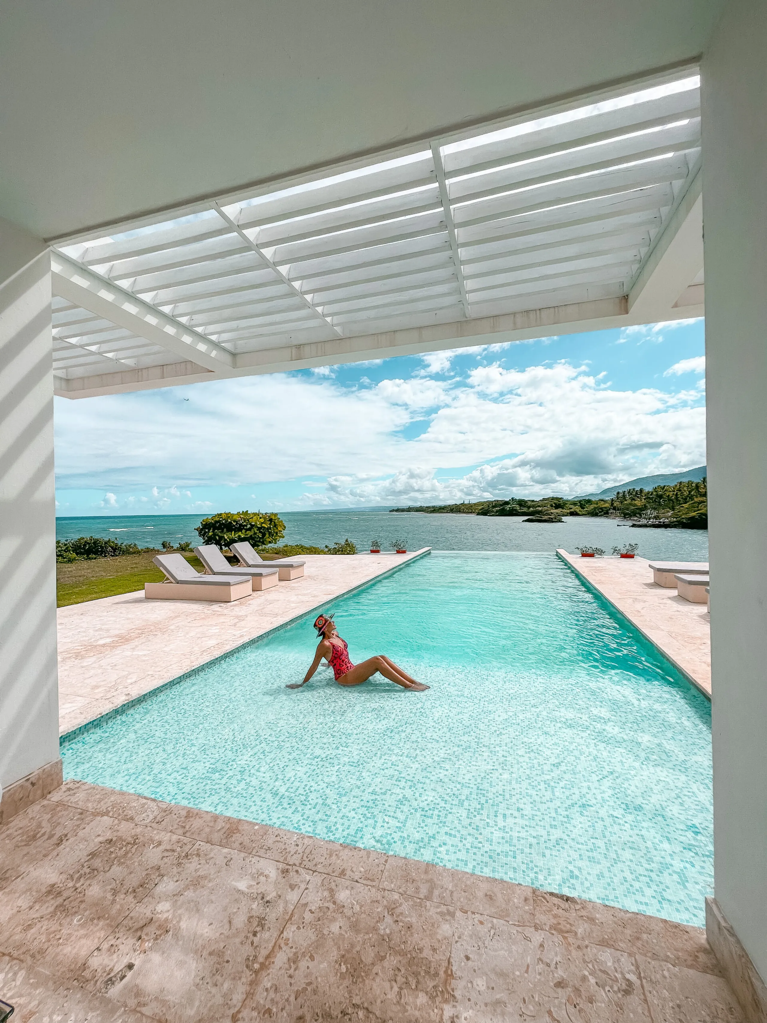 Luminous Beachfront Getaway with Infinity Pool, Jacuzzi and Spectacular Sunset Views — photograph 10