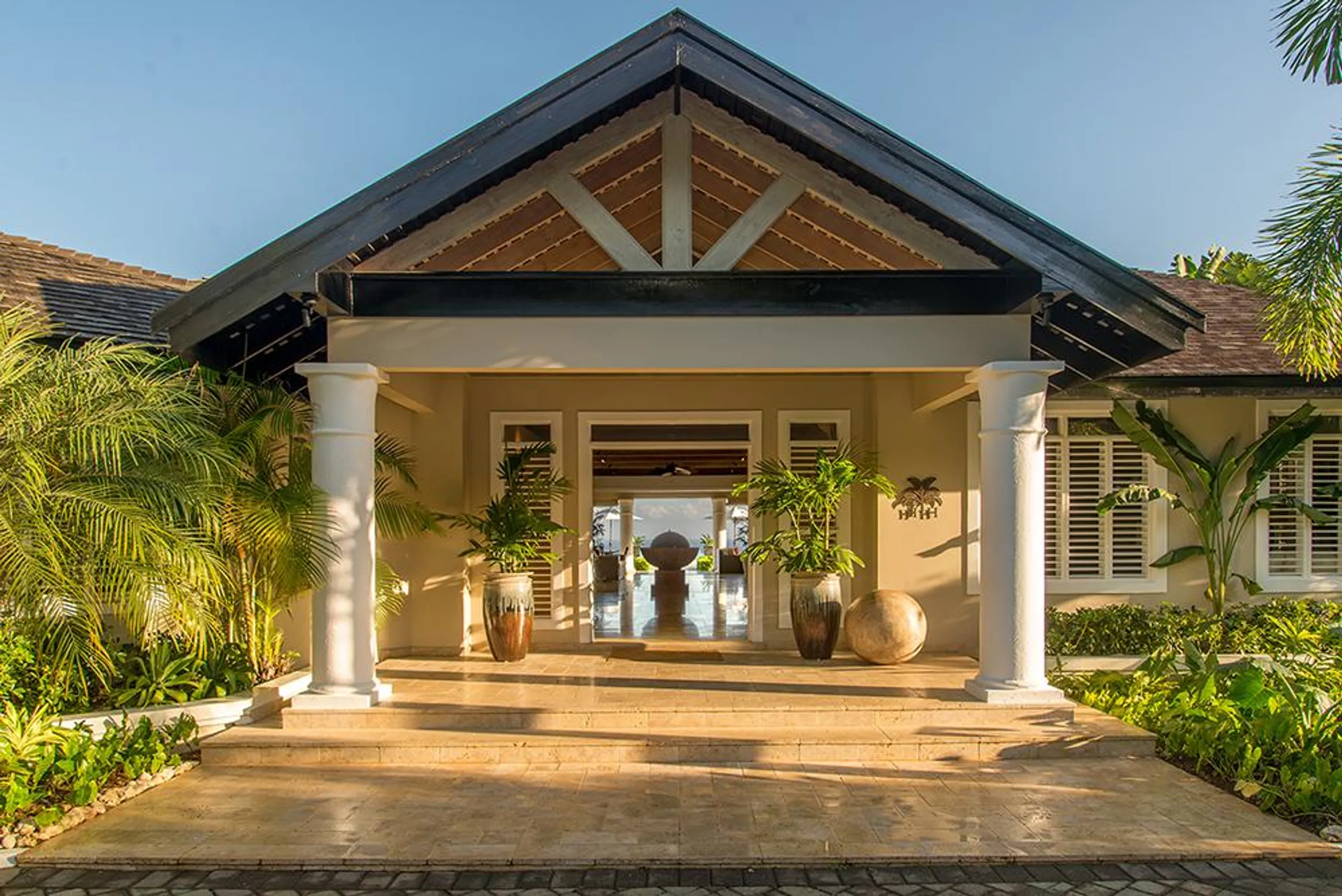 Sophisticated Sandy Bay Villa with Infinity Pool and Panoramic Ocean Views — photograph 7