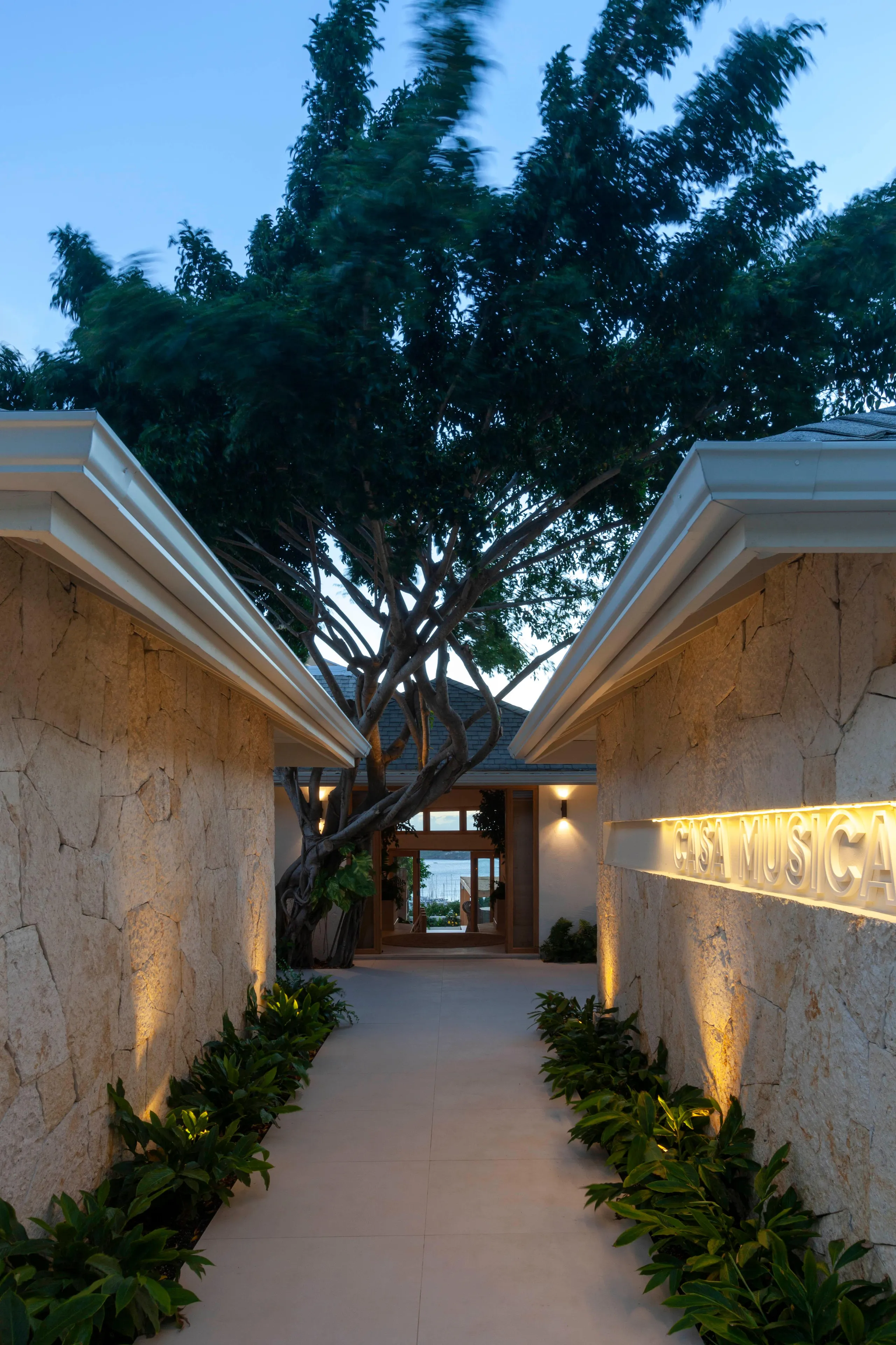 Plush and Inviting Villa with Infinity Pool,Jacuzzi, and Spectacular Sunset Views — photograph 8