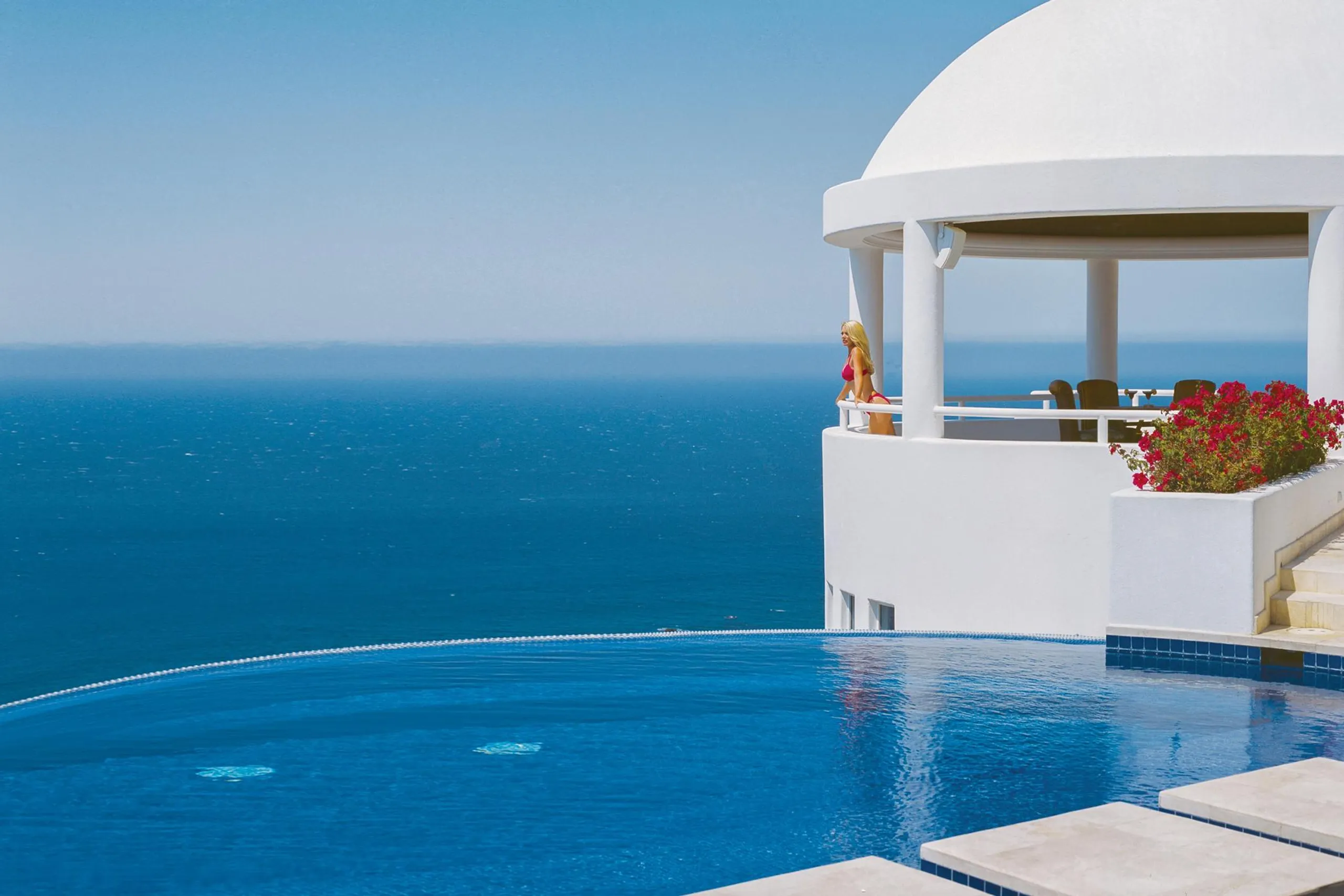 Elegant Mediterranean-style Villa with Infinity Pool and Blue Ocean Views — photograph 9