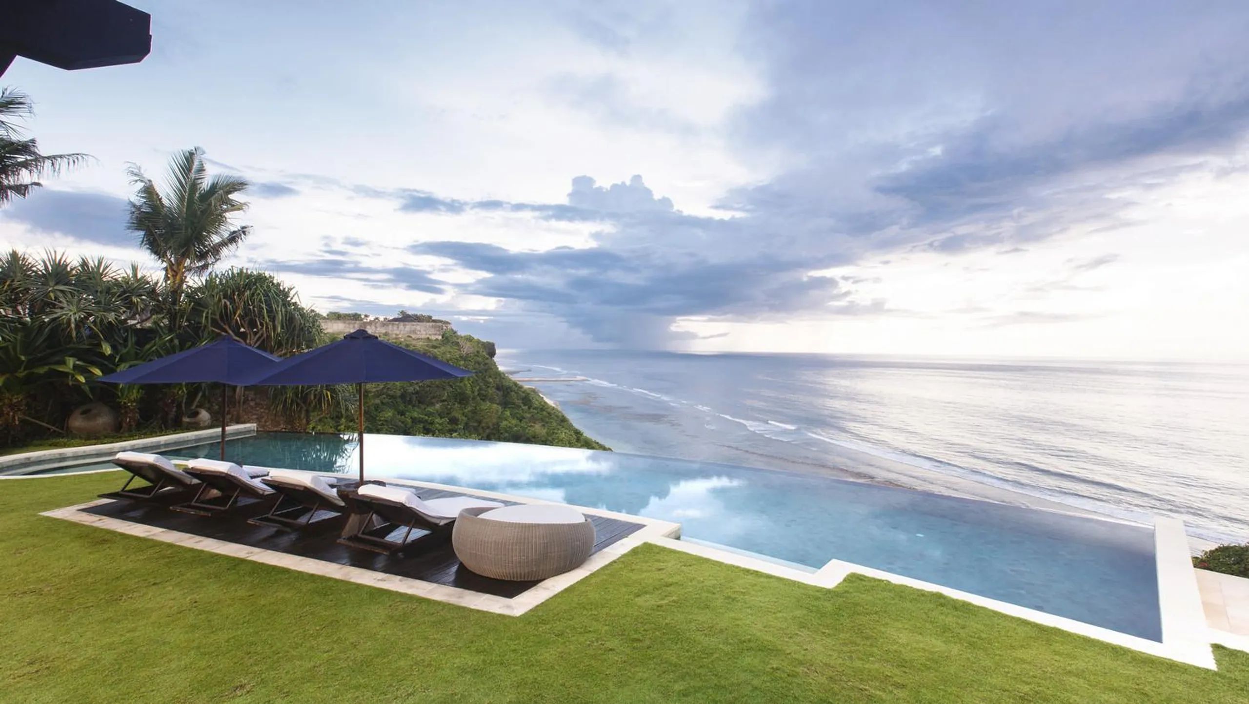 Uluwatu Cliffside Luxe Ocean View Estate with Infinity Pool and Ocean Views — photograph 7
