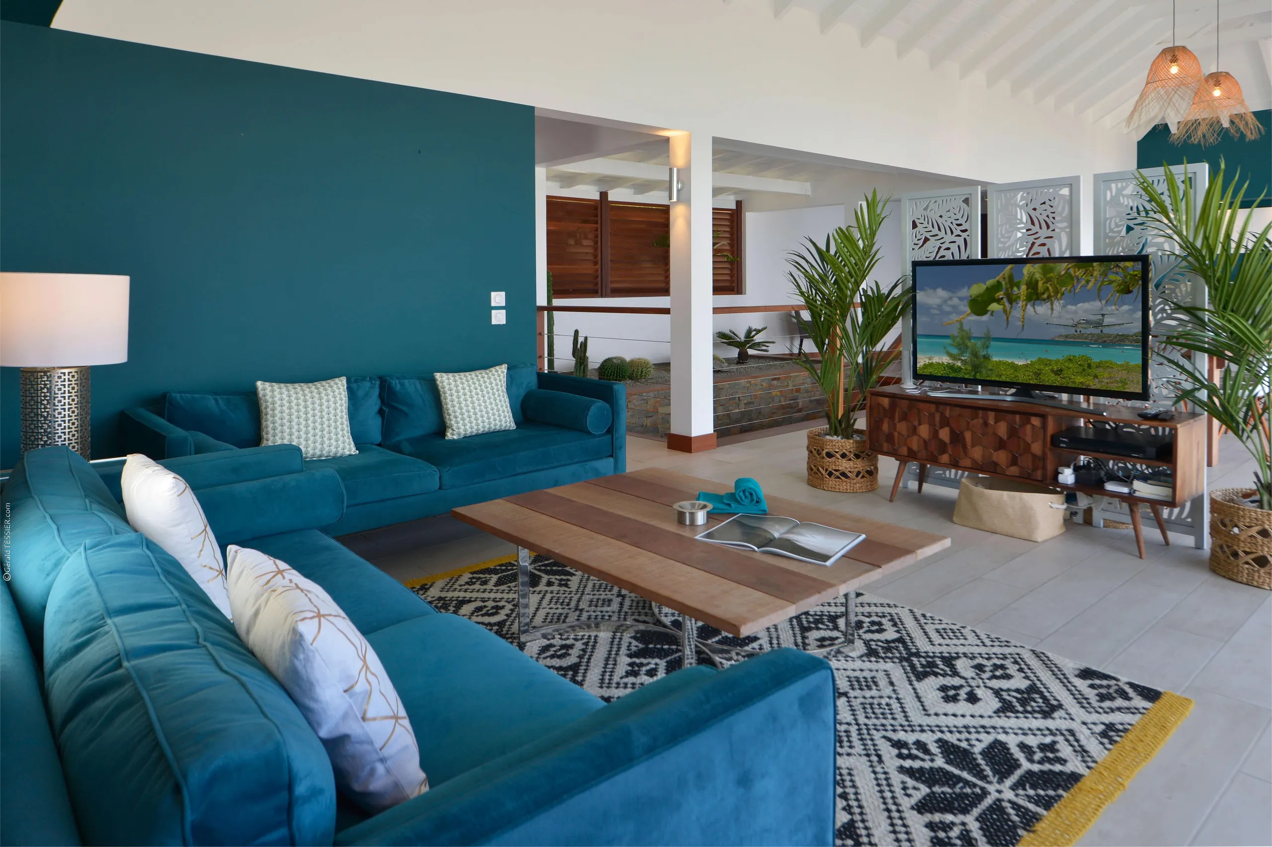 Elegant Contemporary Villa with Infinity Pool and Pristine Views of Flamands Beach — photograph 9