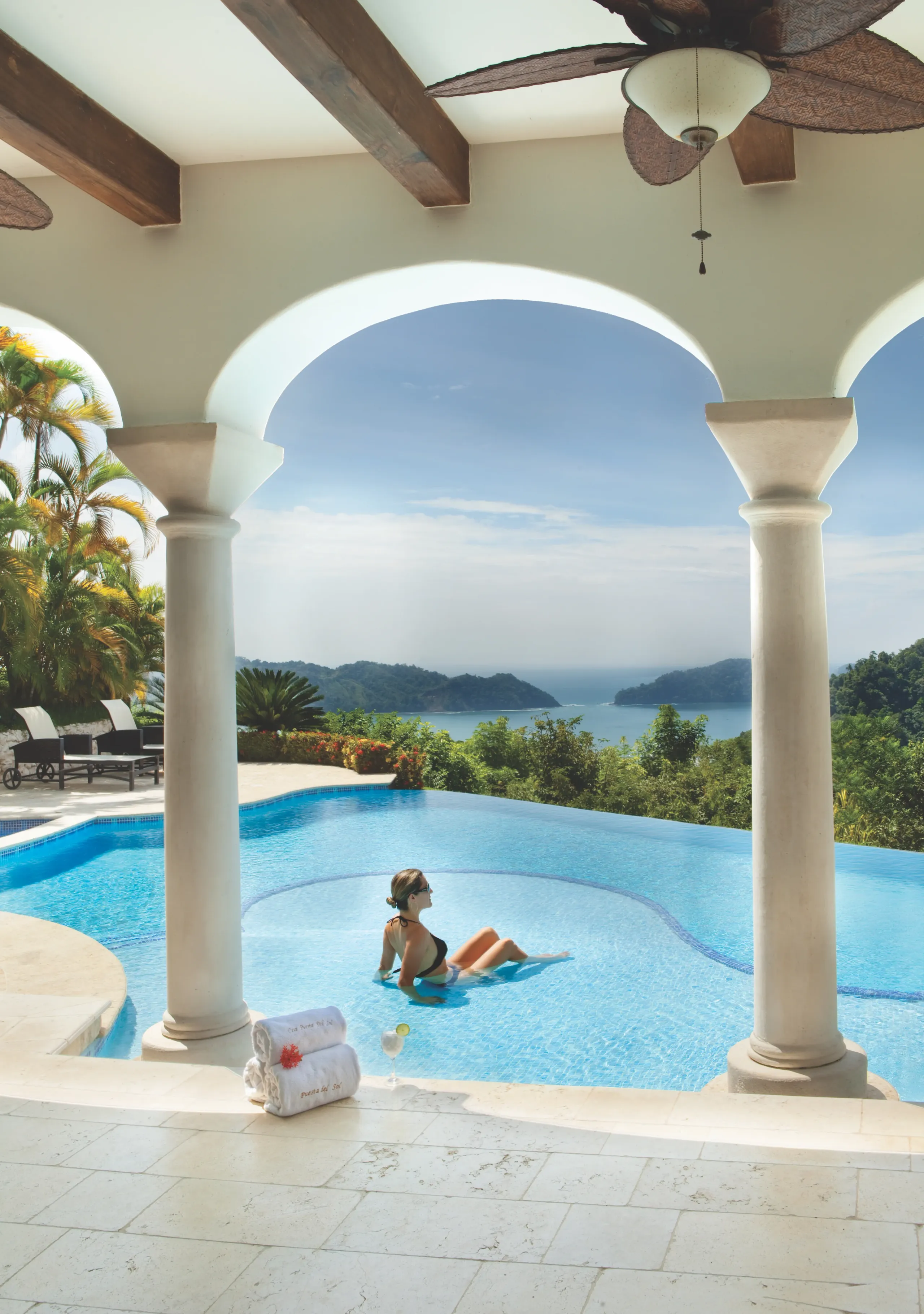 Luminous Five Bedroom Villa with Private Pool, and Ocean Views — photograph 3