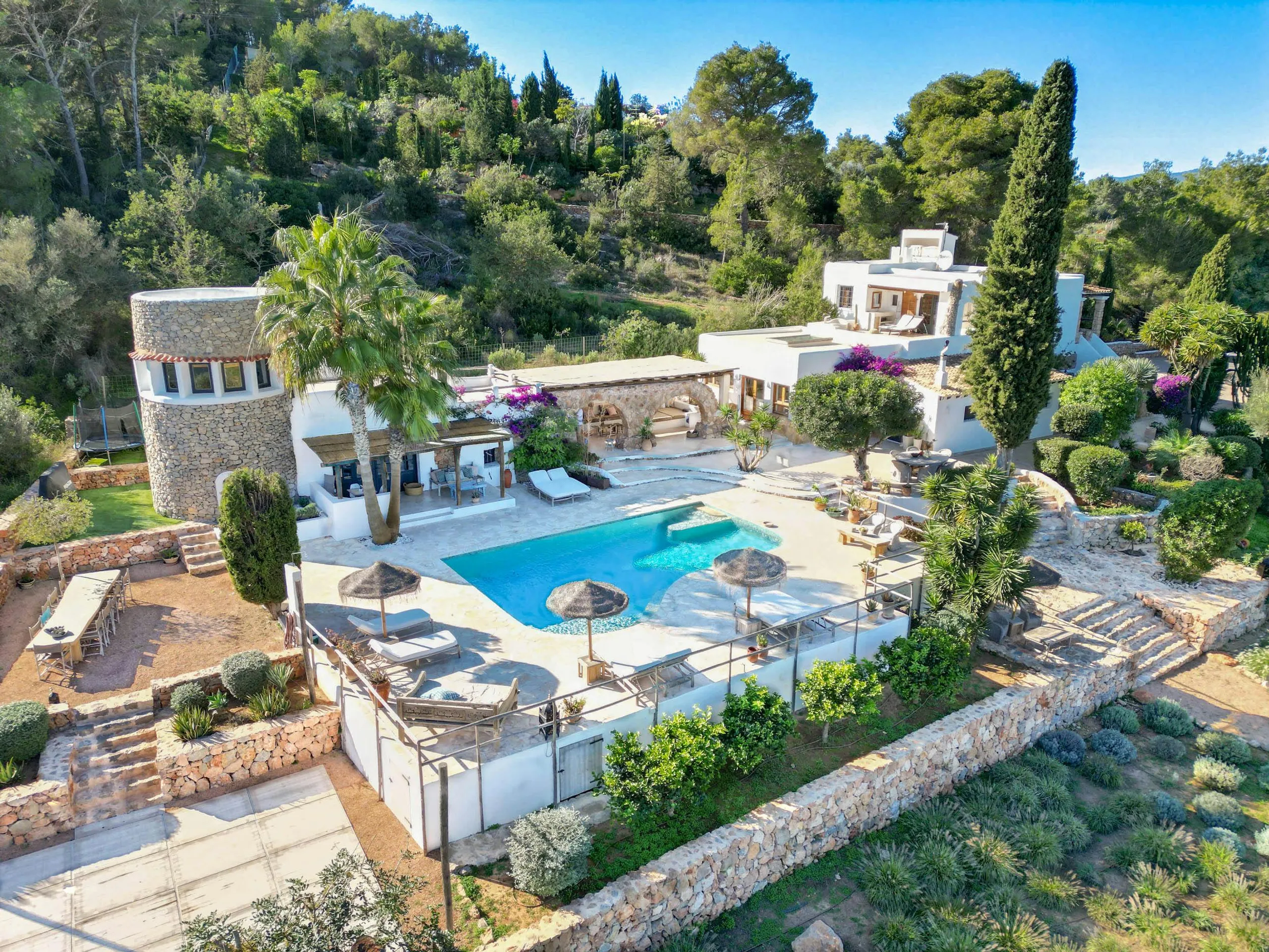 Splendid Ibiza Seaside Estate with Private Pool and Outdoor Bar and Grill — photograph 3