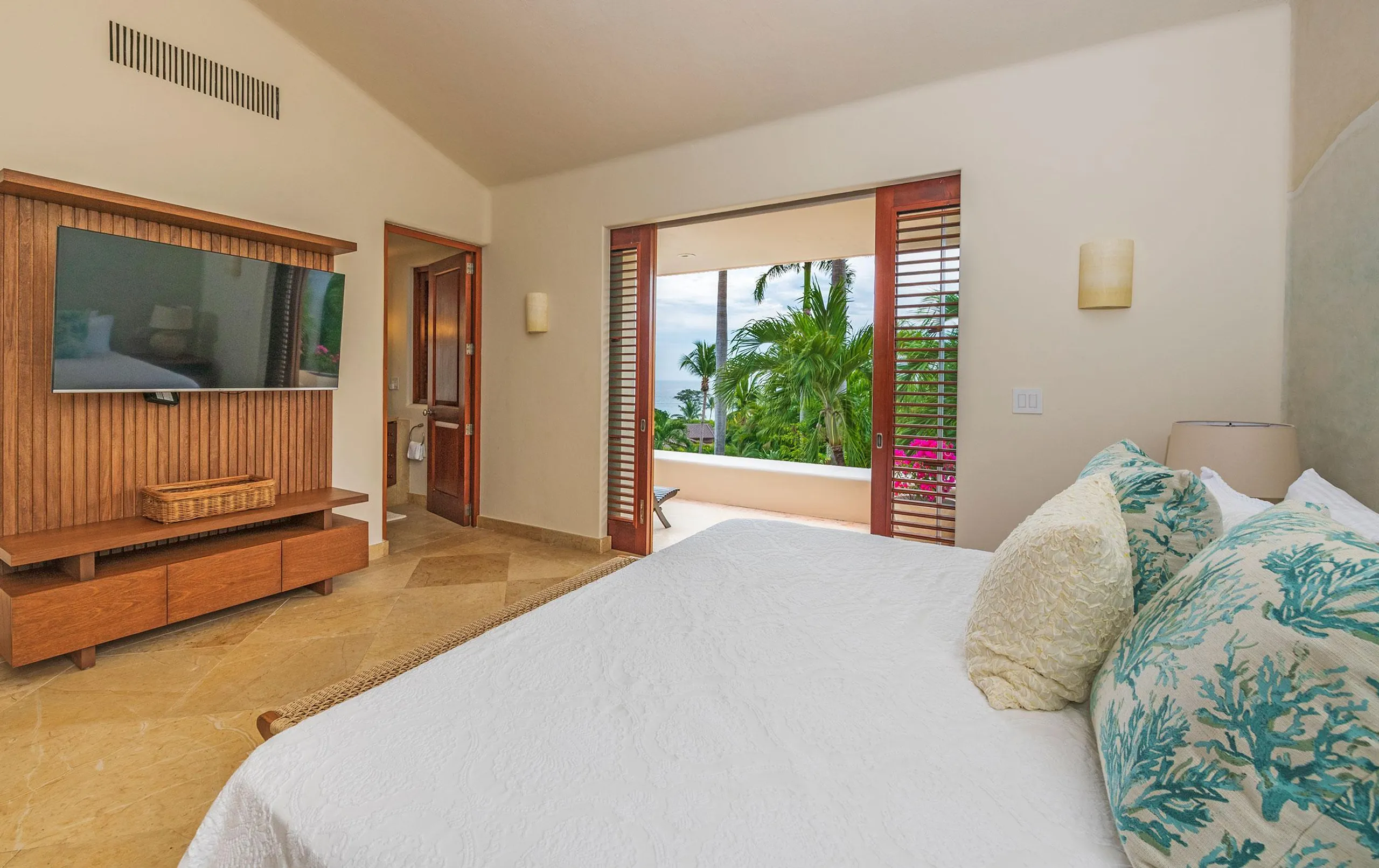 Lush Lagos Del Mar Estate with Infinity Pool and Wonderful Views — photograph 6