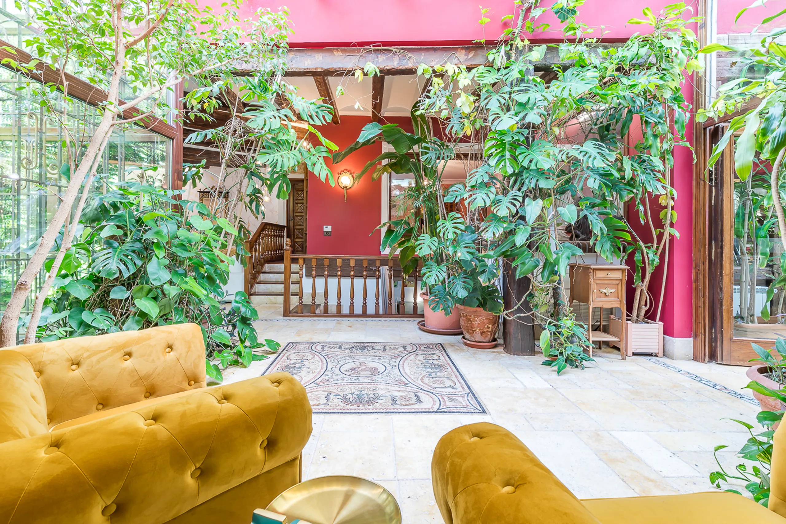 Eco-Friendly Villa Oasis with Heated Pool and Mid-Century Charm — photograph 11