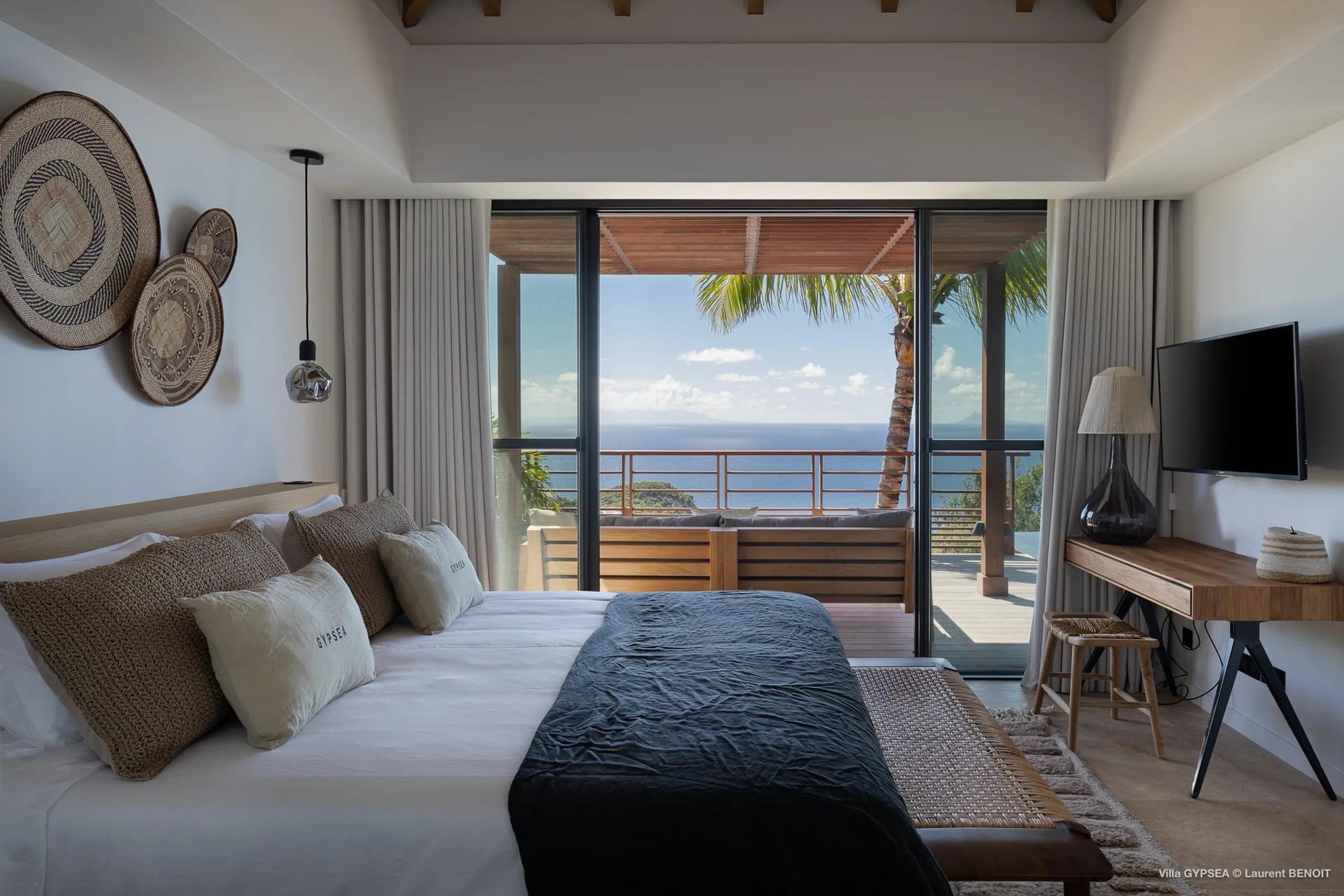 Sophisticated Seaview Estate with Infinity Pool and Sun Deck — photograph 11