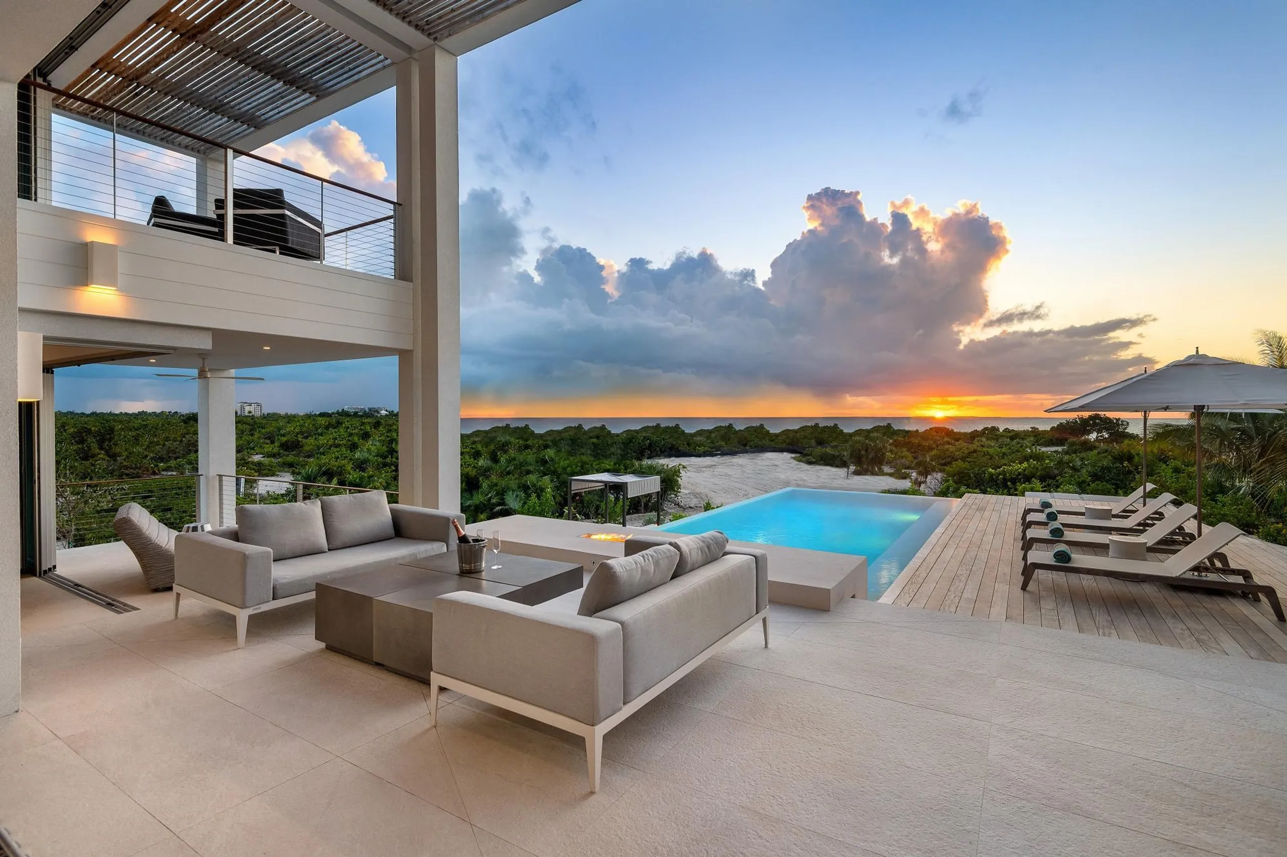 Five Star Grace Bay Modern Villa with Private Infinity Pool and Beach Access — photograph 3