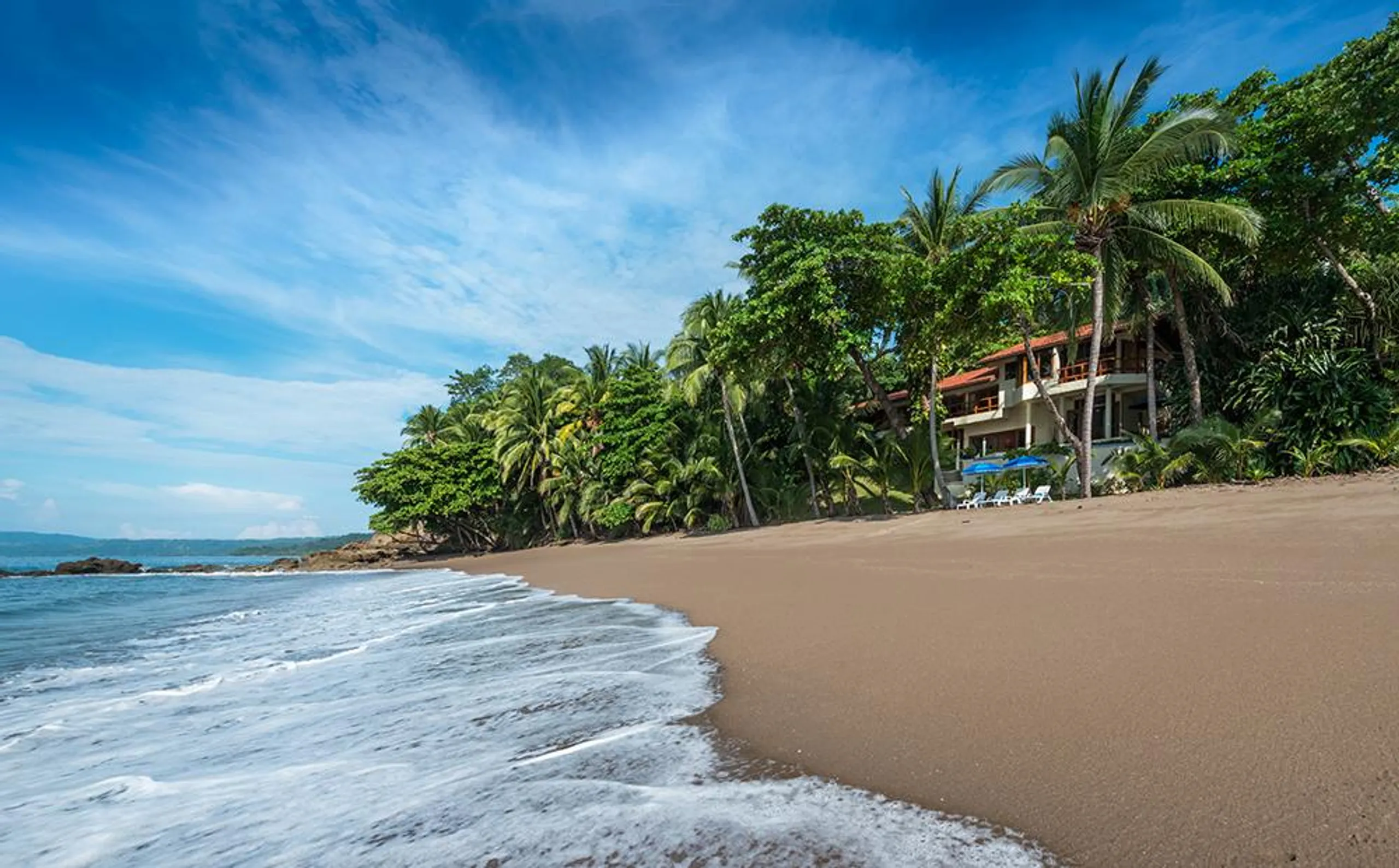 Whispering Waves Luxury Retreat with 4BR-Infinity Pool and Walks to Beach — photograph 4