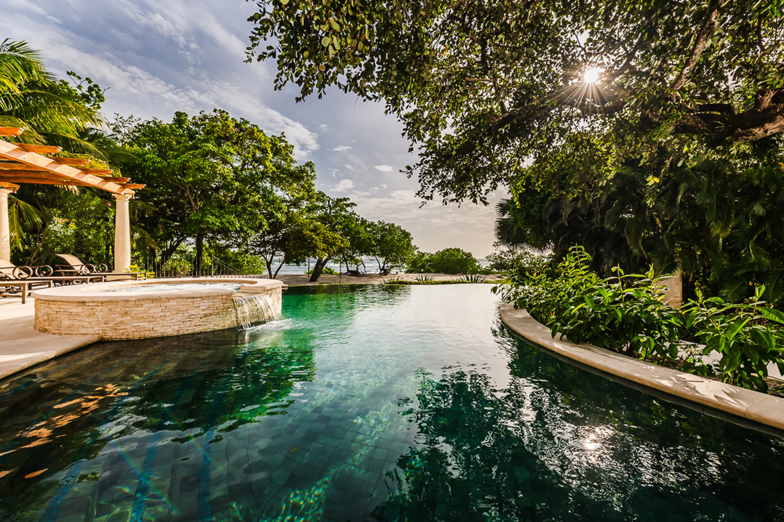 Captivating Playa Langosta Estate with Invigorating Pool and Jacuzzi — photograph 7