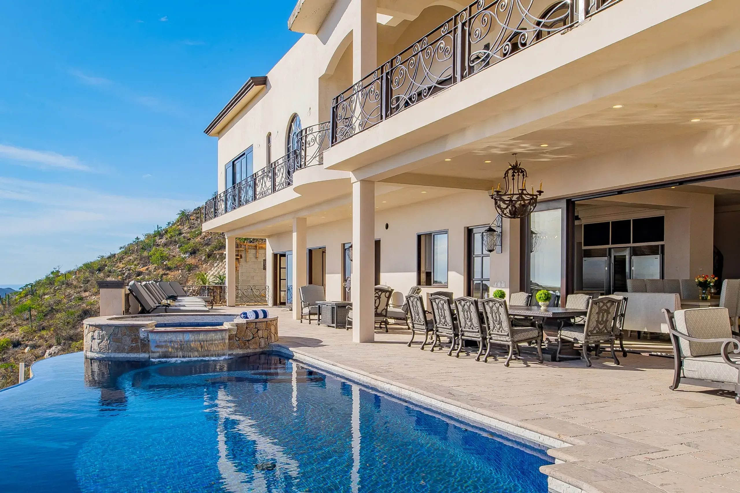 Exquisite Hillside Villa in Pedregal with Private Pool and Pacific Ocean Views — photograph 2