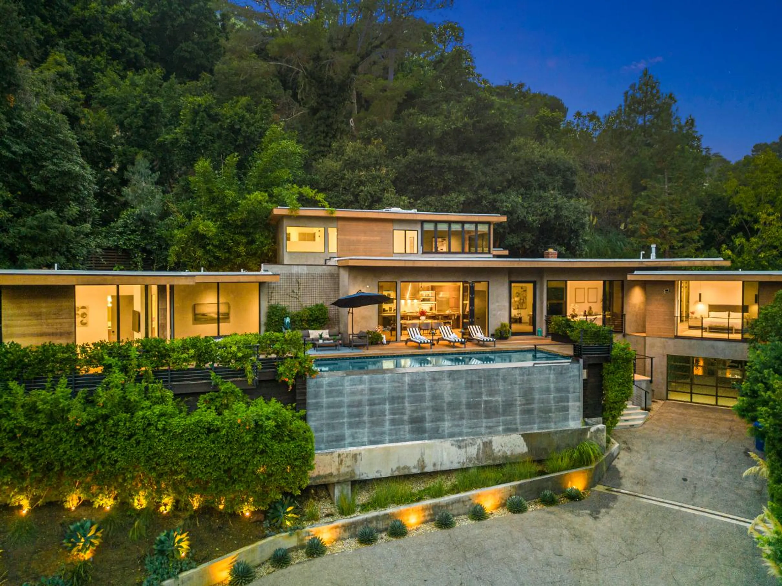 Gorgeous Beverly Hillside Retreat with Infinity Pool and Views — photograph 7