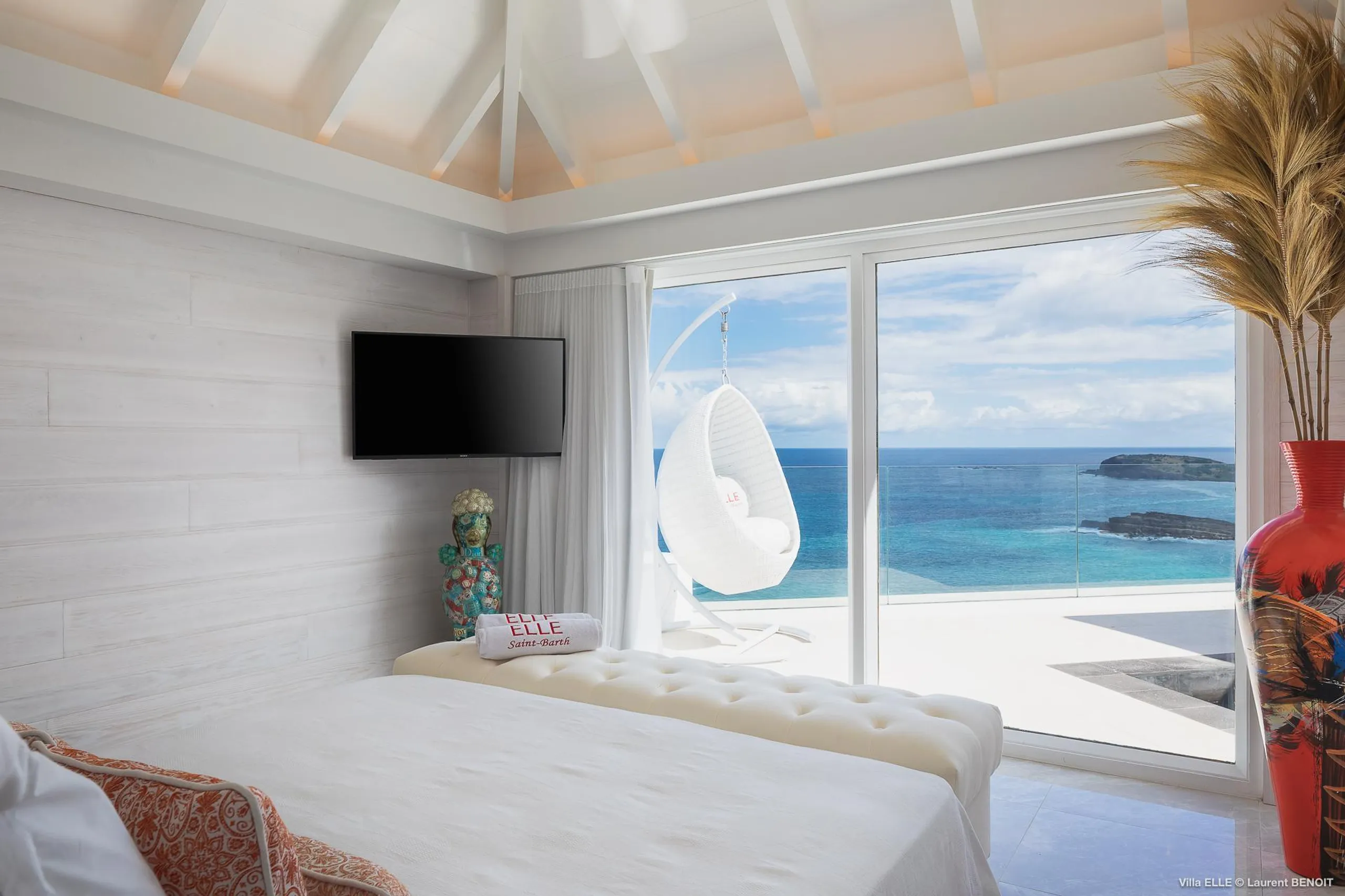 Oceanfront Paradise Estate with Private Pool and Jacuzzi — photograph 7