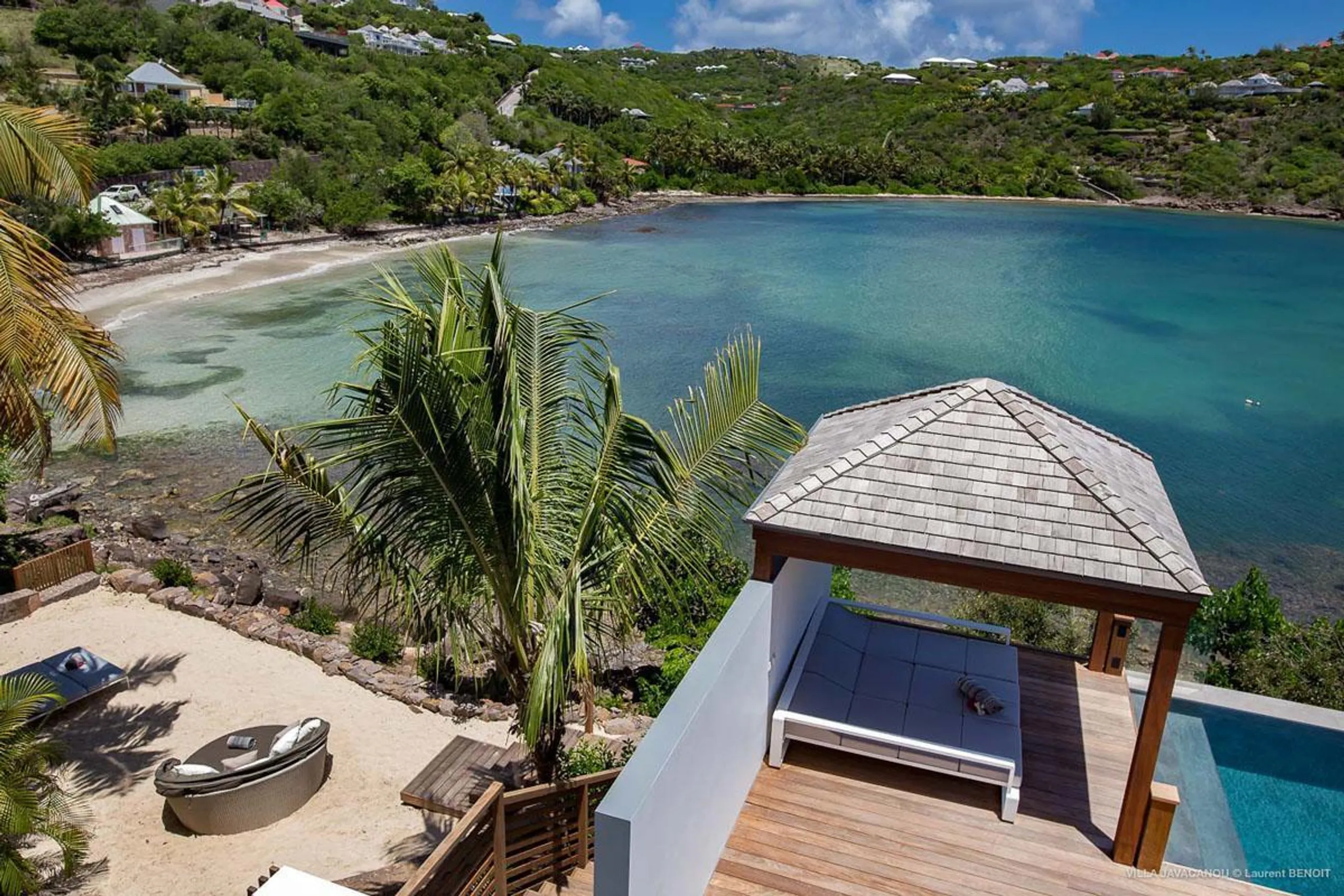 Palatial Oceanside Tropical Estate with Private Pool and Walks to Beach — photograph 2