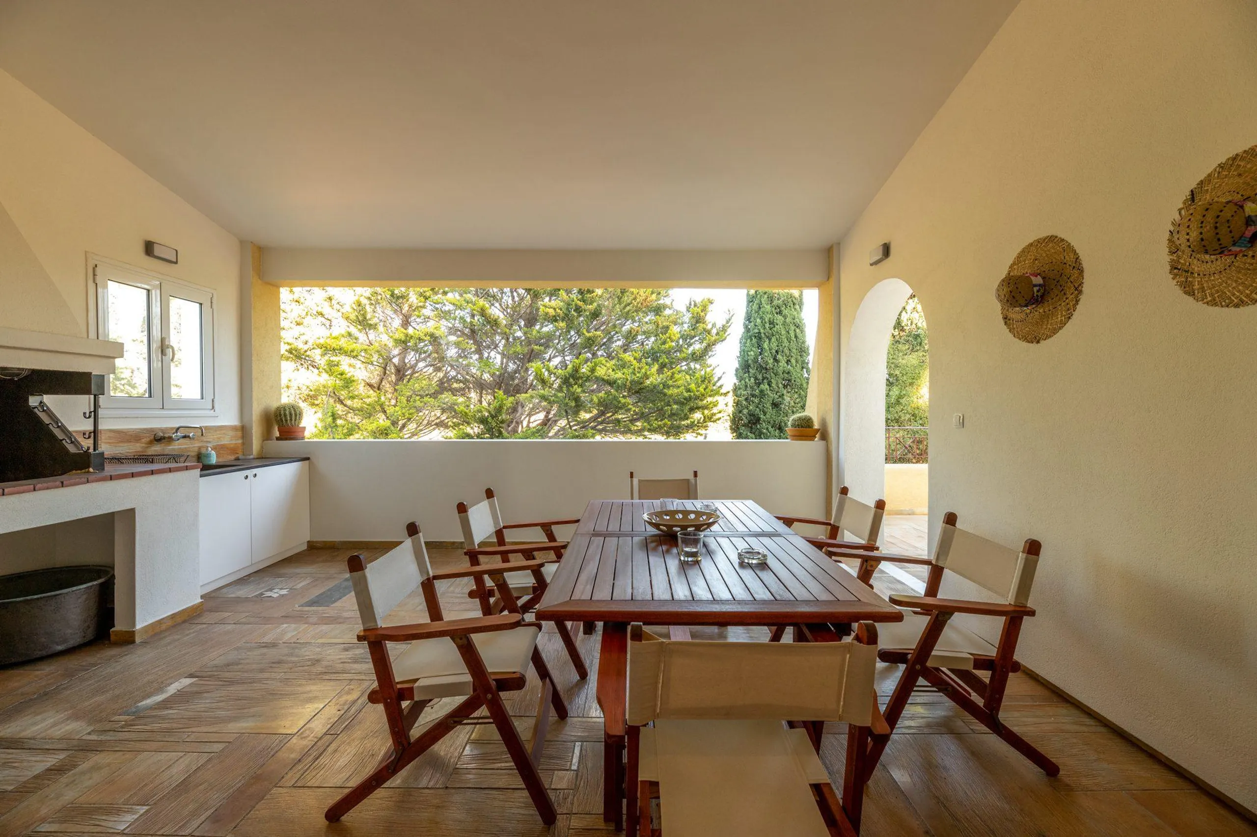 Serene Luxury Getaway with Lush Garden and Private Pool — photograph 9